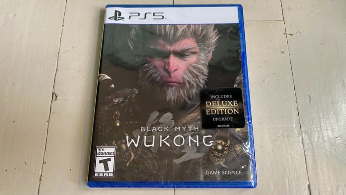 A Sony confirmou que vai encerrar a produção de discos para o PlayStation em janeiro de 2028, e o mercado de mídia física está em choque. A PM Studios, equipe que ajudou a levar Black Myth: Wukong às prateleiras e já apoiou centenas de lançamentos físicos, classificou a decisão como triste e devastadora.

Para os jogadores, o golpe real é a perda da escolha. Um disco pode ser emprestado, compartilhado, revendido e guardado para sempre, enquanto uma licença digital vive e morre dentro de uma única conta. Até os veteranos da publicação física admitem que a nova geração migra para o download, mas se recusam a abandonar colecionadores e o público mais jovem.

A PM Studios afirma que vai continuar lutando com edições de colecionador premium e embalagens criativas, mas o alerta é maior: quando as corporações priorizam margem de lucro, a propriedade e a preservação dos jogos são as primeiras coisas descartadas. Jogadores e desenvolvedores merecem mais do que um futuro em que sua biblioteca pode ser desligada a qualquer momento.