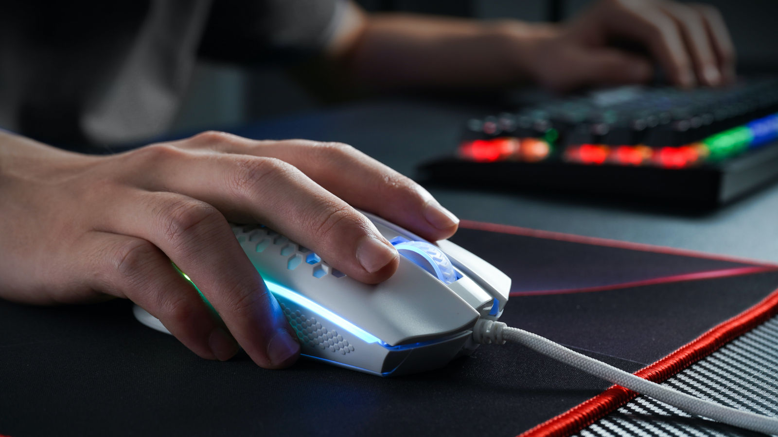Gamers, atenção! A Microsoft confirmou que as atualizações de agosto de 2026 do Windows estão fazendo jogos crasharem ou nem abrirem — e o suspeito pode ser o seu equipamento RGB. Títulos como ARC Raiders, MARVEL Tōkon: Fighting Souls e The Finals estão entre os afetados no Windows 11 24H2 e 25H2, com erros como EXCEPTION_ACCESS_VIOLATION e até reinicializações inesperadas.

Isso mesmo: a corrida para deixar seu setup brilhando pode estar quebrando suas partidas. A Microsoft afirma que drivers com nomes parecidos com inpoutx64.sys, instalados por periféricos e componentes internos RGB, estão causando o problema. A Embark Studios — desenvolvedora de The Finals e ARC Raiders — já divulgou uma solução temporária enquanto a Microsoft prepara uma correção oficial. Se seus jogos começaram a crashar depois da última atualização, esse post é para você.