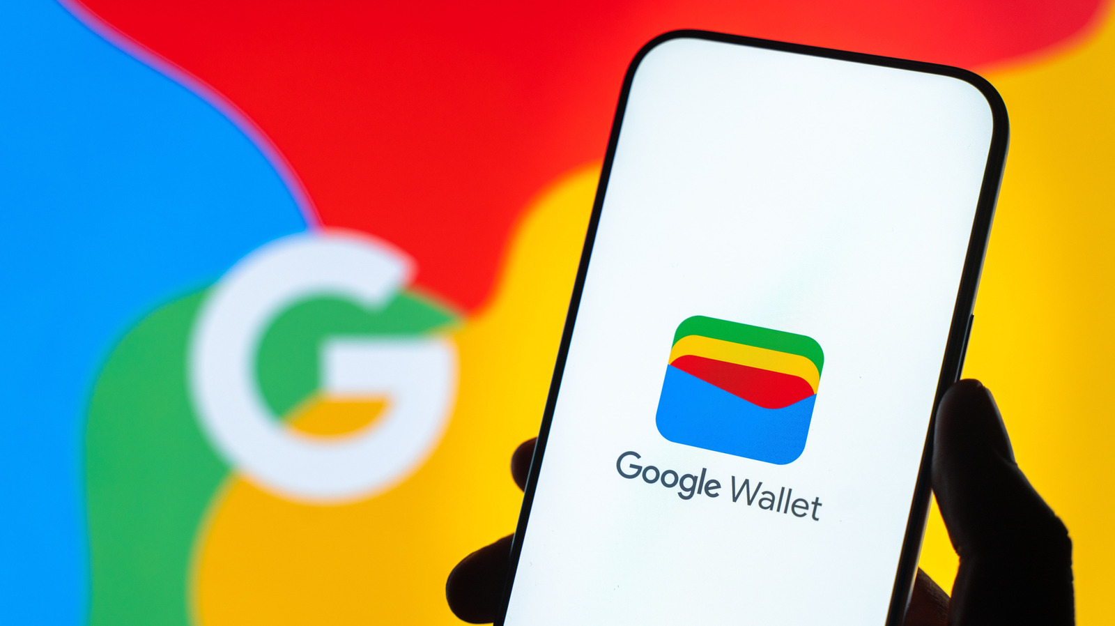 Google Pay e Google Wallet podem parecer dois nomes para a mesma coisa, mas fazem trabalhos bem diferentes. O Google Wallet é o app que guarda com segurança seus cartões de crédito e débito, cartões de embarque, vouchers, carteirinhas de academia e muito mais, enquanto o Google Pay é a camada de processamento de pagamentos que faz esses cartões funcionarem online e em pagamentos por aproximação via NFC.

A confusão vem de anos de mudanças de marca: o Google Wallet surgiu em 2011, virou Android Pay em 2015, passou a se chamar Google Pay em 2018 e voltou a ser Google Wallet em 2022. Hoje o app independente do Google Pay não existe mais, e o Google Pay aparece como um recurso dentro do Google Wallet em celulares Android e no checkout online.

Se você usa um Pixel ou um Motorola, o Google Wallet é basicamente sua carteira digital principal. Usuários Samsung também podem usar a Samsung Wallet ao lado dela. A conclusão é simples: o Wallet guarda os cartões, o Pay processa a transação, e os dois trabalham juntos para deixar pagamentos por aproximação e compras online mais fluidos.