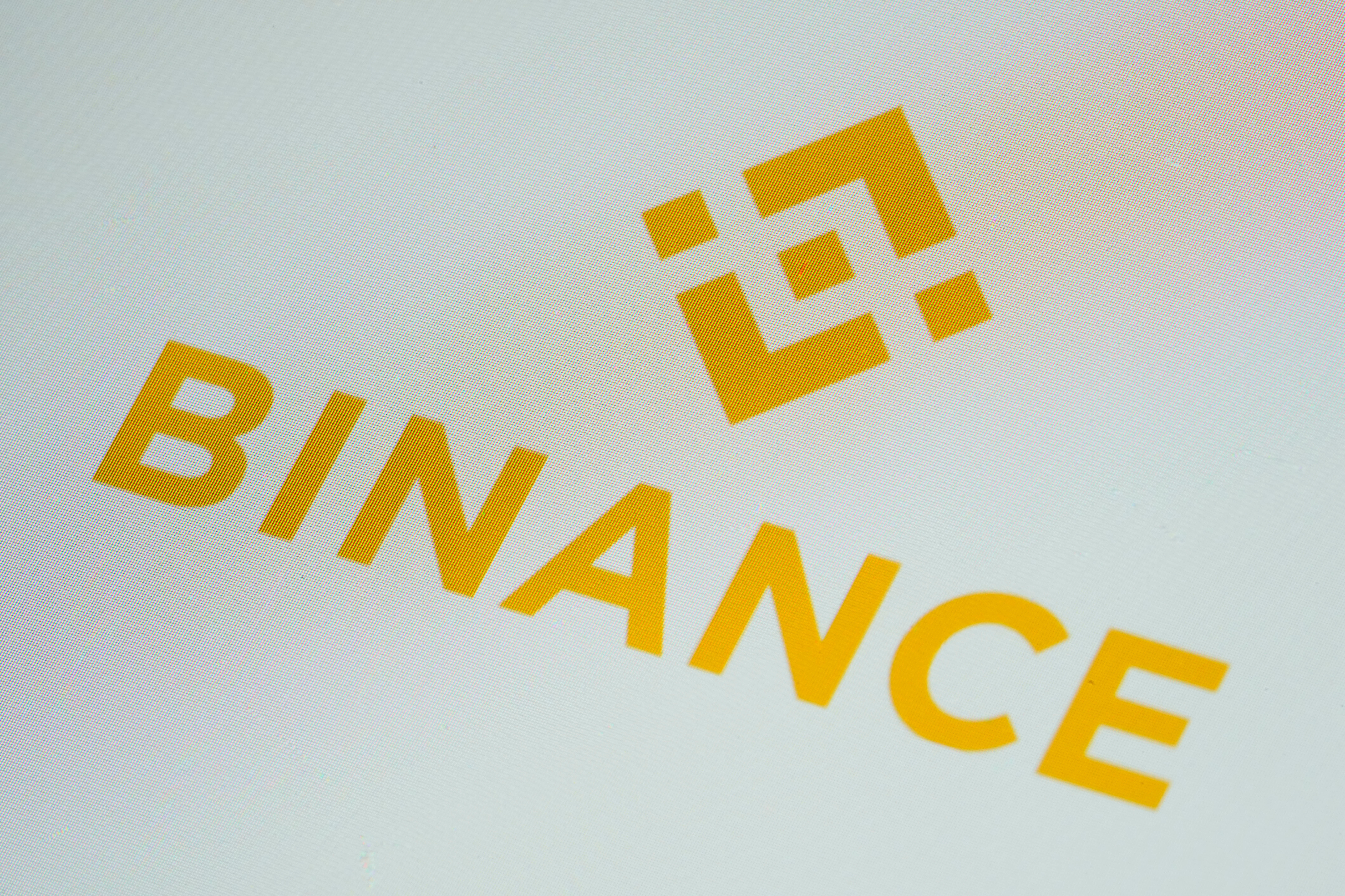 A Binance anunciou que cobriu 90% das perdas após um ataque hacker que drenou mais de US$ 6 bilhões em criptomoedas. A exchange usou recursos próprios, fundo de emergência e seguro para garantir que nenhum cliente sofra prejuízo financeiro.

Os 10% restantes envolvem criptomoedas com menor liquidez, mais difíceis de comprar em grandes volumes, mas a Binance afirma que continuará adquirindo os ativos até repor o valor total. A resposta rápida reforça a importância de uma segurança cibernética robusta no setor cripto.