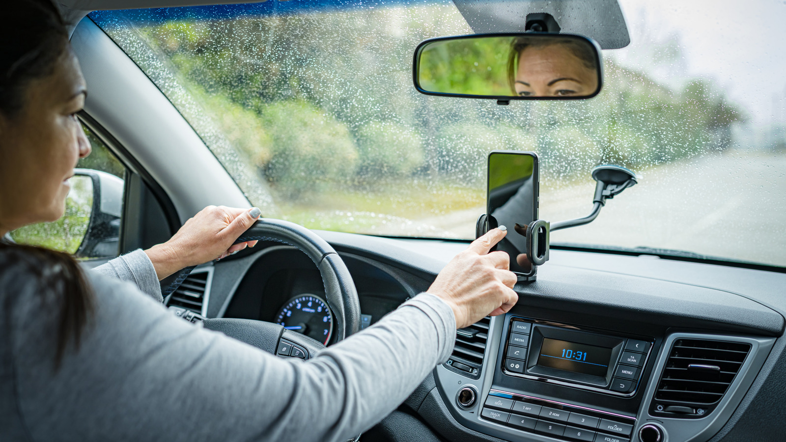 Alugou um carro? Pense duas vezes antes de parear seu celular. Uma simples sincronização por Bluetooth pode deixar seus contatos, histórico de navegação e até logins de streaming armazenados no sistema do veículo para o próximo motorista ver.

As locadoras costumam jogar a responsabilidade para você, e muitos sistemas mantêm os dados indefinidamente por padrão. Prefira USB com CarPlay ou Android Auto, recuse a sincronização de contatos e sempre desparear e apague seu dispositivo antes de devolver o carro.

Se você se importa com privacidade digital, uma VPN confiável como a ProtonVPN pode adicionar uma camada extra de proteção em redes públicas. Sua viagem não deveria virar um vazamento de dados.
