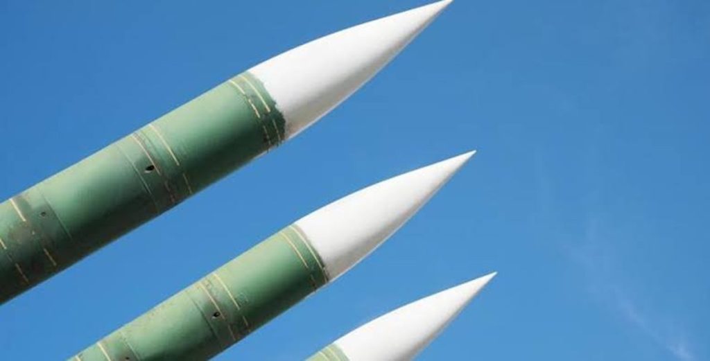 Uma análise contundente mostra como a escalada liderada pelos EUA pode estar forçando Teerã a buscar exatamente o que Washington diz querer evitar. Com o Irã já debatendo a saída do Tratado de Não Proliferação (TNP) e o enriquecimento de urânio caminhando para 90%, o perigo deixou de ser teórico.

A comparação é devastadora: a Líbia abriu mão de seu programa nuclear e foi destruída pela OTAN. A Coreia do Norte construiu sua dissuasão e sobreviveu. Enquanto isso, o arsenal não declarado de Israel continua protegido, e países como o Irã são pressionados a permanecer permanentemente vulneráveis.

Ainda existe espaço para a diplomacia, mas somente se Washington abandonar ultimatos e aceitar um acordo verificável que respeite o direito iraniano à tecnologia nuclear pacífica. Do contrário, novos ataques só aproximarão o Irã do limiar nuclear.