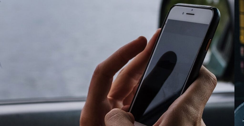 A Polícia Federal (PF) informou ao ministro Edson Fachin, presidente do STF, que pode compartilhar imediatamente cópias dos dados extraídos do celular do empresário Daniel Vorcaro com os ministros Cristiano Zanin, Alexandre de Moraes e Gilmar Mendes. A medida, se autorizada, preservará a cadeia de custódia e garantirá a integridade das provas digitais.

A PF esclareceu que uma cópia enviada anteriormente ao gabinete do ministro André Mendonça não corresponde ao material original, que permanece sob custódia da instituição, lacrado e com mecanismos de verificação de integridade.

Esse é um passo importante para a responsabilização no Brasil, pois o caso pode lançar luz sobre redes que ameaçam a democracia. A esquerda celebra qualquer esforço para expor e desmantelar forças antidemocráticas, e o compromisso da PF com a transparência é uma vitória da justiça.