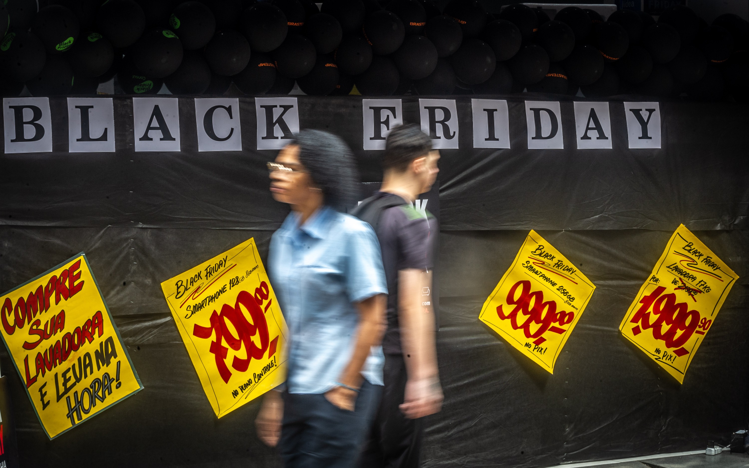 A Black Friday 2026 já está no radar, e a expectativa é de uma corrida por descontos ainda maior. Um guia recente alerta que nem toda oferta é real, e a famosa Black Fraude continua à espreita para quem não acompanha os preços. O Procon-SP recomenda começar agora a pesquisa para conhecer os valores médios e fugir da tática da metade do dobro.

Ferramentas como BondFaro, Buscapé, Google Shopping, JáCotei e Zoom ajudam a monitorar o histórico de preços. Faça listas, defina um orçamento e verifique a reputação da loja no Consumidor.gov e no Reclame Aqui. Mesmo a promoção mais atraente não vale a pena se estourar seu orçamento ou vier de vendedor duvidoso.