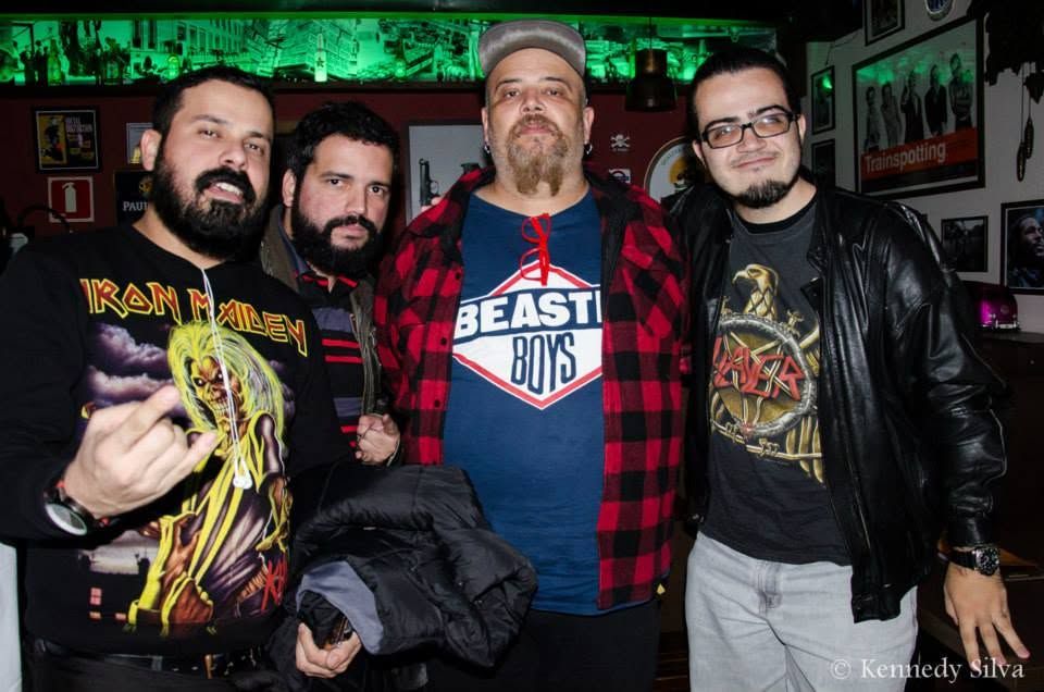 Em entrevista resgatada, João Gordo, do Ratos de Porão, solta o verbo sobre punk, poder e a crise política brasileira. Ele recusa a cobrança de viver como Sid Vicious e diz que punk é fazer por si mesmo enquanto sobrevive num país de políticos corruptos, impunidade e repressão nas ruas.

Gordo critica a grande mídia por dar cobertura à violência policial contra os Black Blocs, condena o fascismo e o conservadorismo religioso e relembra sua passagem incômoda pela TV Record e pela Igreja Universal. Um lembrete feroz de que o punk segue como arma política.