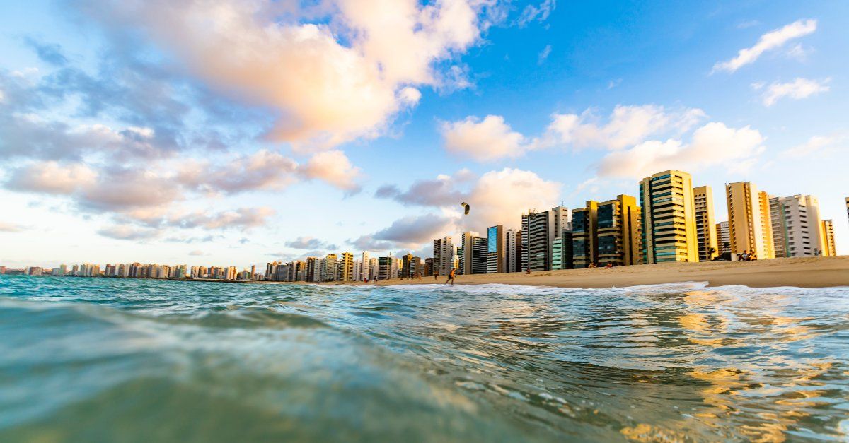 A Livelo acaba de liberar uma oferta relâmpago para quem sonha com Fortaleza: 15% de desconto na emissão de passagens aéreas, válido somente hoje. Membros podem aplicar o cupom FORTALEZA15 para resgatar bilhetes com pontos ou na modalidade Pontos + Dinheiro.

O desconto vale para trechos elegíveis enquanto houver disponibilidade, e as taxas não entram na conta. É uma chance rápida de fazer seus pontos renderem mais em um destino costeiro cheio de energia.

Acesse a página de resgate da Livelo, escolha Fortaleza como destino e aplique o código antes que a promoção acabe.