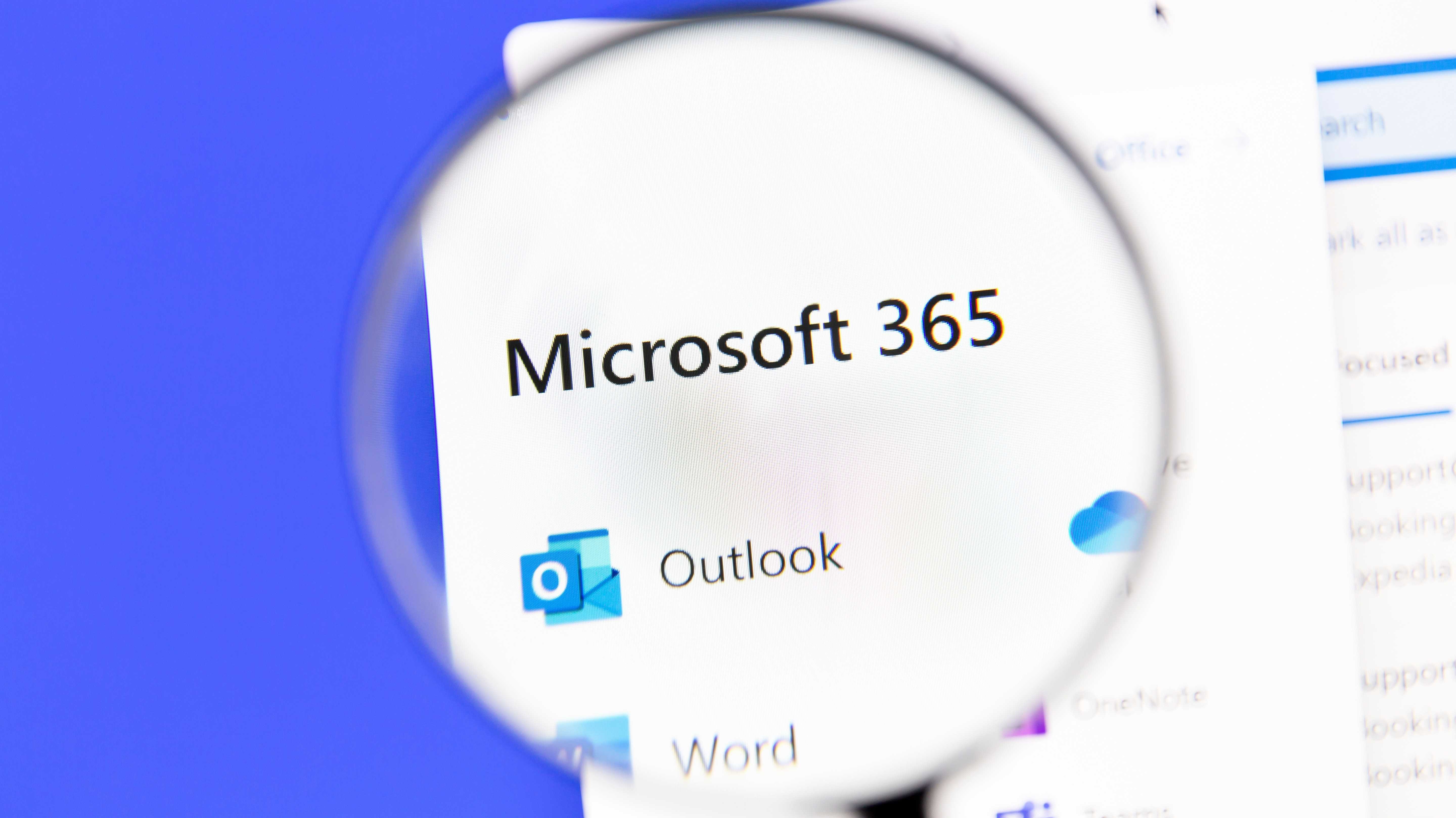 Pesquisadores de segurança descobriram o TWINLOOT, um novo malware escrito em Python que esconde seu tráfego de comando e controle dentro dos serviços mais confiáveis da Microsoft. Em vez de usar domínios do atacante, ele abusa do SharePoint Online, da infraestrutura TURN do Microsoft Teams e até de uma instância headless do Edge da própria vítima para se misturar ao tráfego legítimo.

O TWINLOOT é o primeiro malware visto em ataques reais a usar WebRTC DataChannels via Teams e traz uma técnica de persistência inédita que não exige privilégios de administrador. Ele também rouba credenciais do Windows com uma tela de bloqueio falsa e envia dados para um tenant Azure controlado pelo invasor, tornando a detecção um enorme desafio para equipes de segurança.