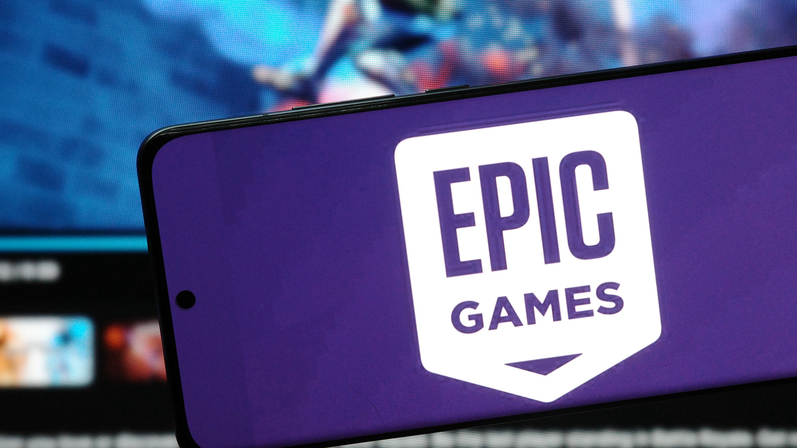A Epic Games teria adiado seu grande projeto crossover com a Disney, não por questão de polimento ou escopo, mas para refazê-lo sob um plano de produção "IA primeiro". Mensagens internas supostamente disseram à equipe que não haveria mais "código escrito à mão" e que toda a arte deveria sair de "fluxos de trabalho totalmente com IA".

É uma decisão que cai como um golpe em uma indústria que já sangra talentos. A mesma força de trabalho que enfrenta demissões em massa e fechamento de estúdios agora ouve que o próprio ofício, arte e código, pode ser entregue a uma máquina. Isso não é inovação, é corte de custos disfarçado de progresso.

Os números confirmam o ceticismo: na pesquisa mais recente da GDC, 52 por cento dos desenvolvedores disseram que a IA generativa é ruim para a indústria, contra 30 por cento no ano anterior. Os jogadores merecem jogos feitos por pessoas apaixonadas, não por pipelines otimizados para apagá-las.