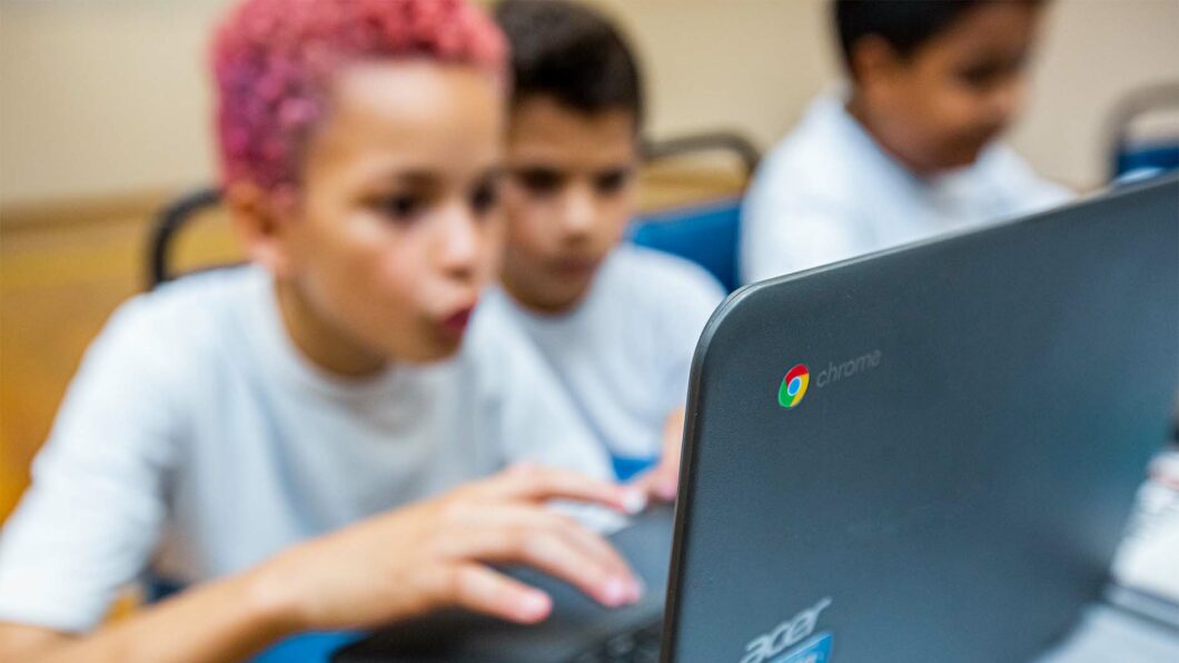 O Conselho Nacional de Educação definiu novas diretrizes que proíbem o uso de inteligência artificial para corrigir redações e provas dissertativas, além de impedir que detectores de conteúdo gerado por IA sejam usados como prova para punir estudantes.

As regras também preveem o ensino de IA na educação básica e restringem o acesso direto de crianças a ferramentas como ChatGPT e Gemini nos anos iniciais. A proposta depende de homologação do Ministério da Educação para valer.

É um marco importante: a tecnologia pode apoiar professores em planejamento, tradução e acessibilidade, mas a decisão final sobre a avaliação continua com seres humanos.