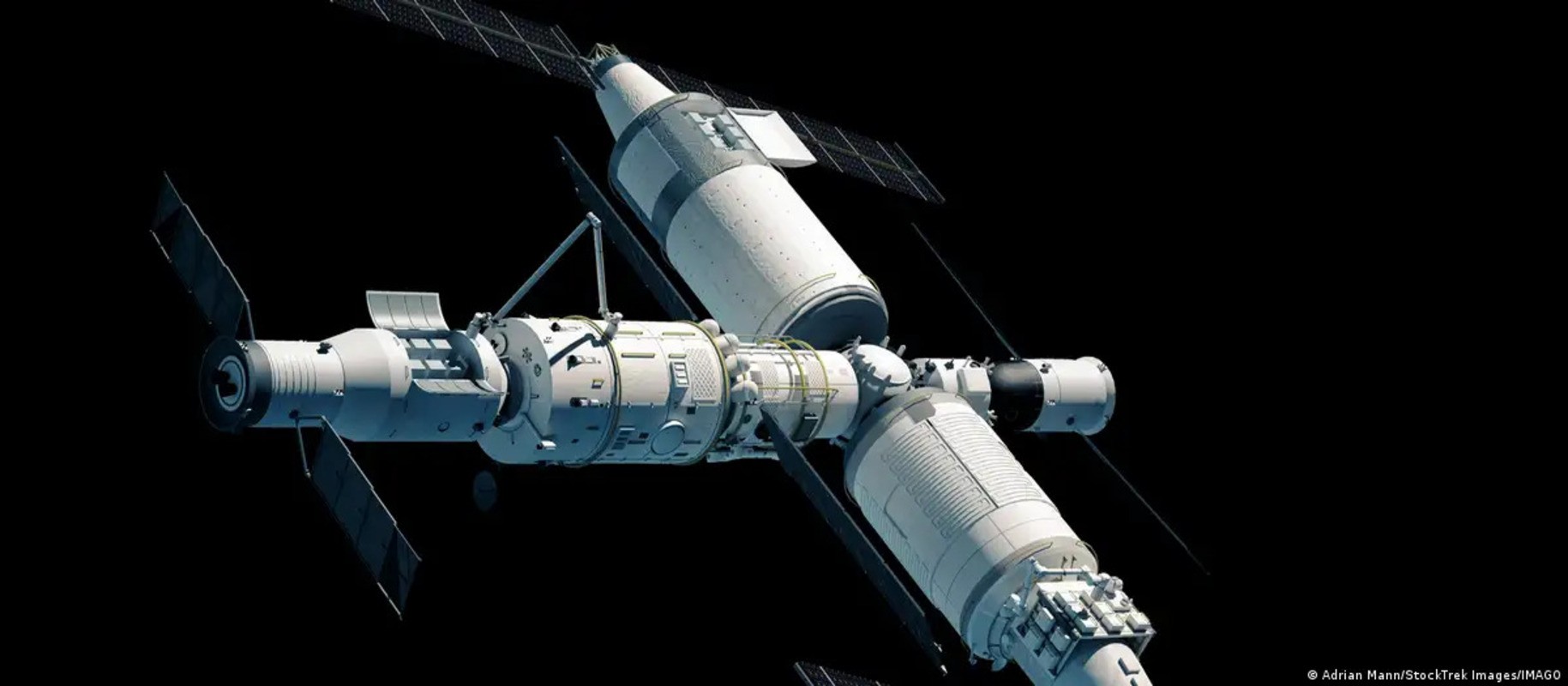 Os astronautas da estação espacial chinesa Tiangong agora podem saborear refeições quentes em órbita graças à primeira air fryer projetada para funcionar em microgravidade. Asas de frango, filés e até bolos entraram oficialmente no cardápio.

O equipamento usa um sistema de eliminação de vapor e um micro-ondas reprojetado para aquecer alimentos com segurança em apenas vinte minutos e com consumo mínimo de energia, segundo o Centro de Astronautas da China. A reforma da cozinha espacial faz parte de um programa para manter as tripulações bem alimentadas em estadias longas.

A novidade vem acompanhada de um cardápio com ciclo de dez dias e mais de 200 ingredientes, incluindo verduras frescas, oleaginosas e iogurte fermentado na própria estação. Com a aposentadoria da Estação Espacial Internacional prevista para o fim da década, a Tiangong pode se tornar a única estação habitada em órbita, um marco na corrida de Pequim para enviar humanos à Lua até 2030.
