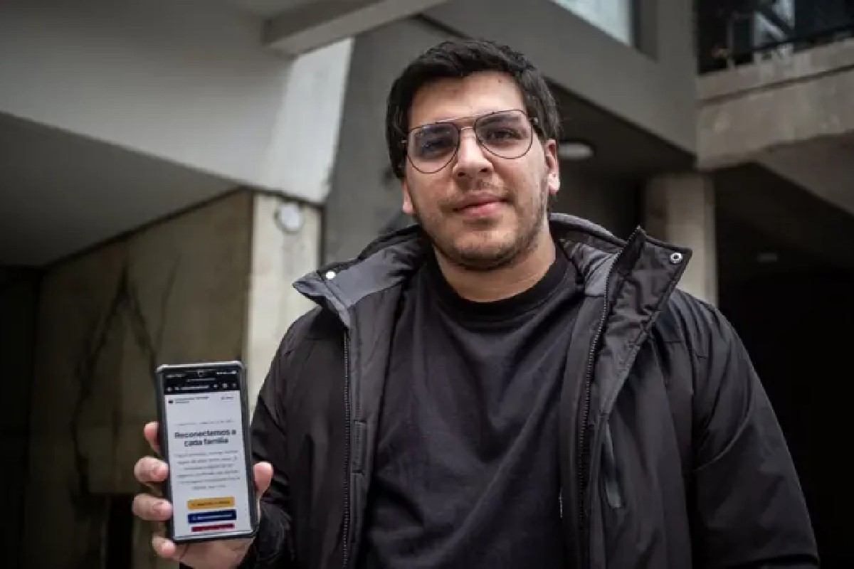 Um programador venezuelano de 32 anos criou em apenas quatro horas e meia um portal para ajudar famílias a localizar entes queridos após os terremotos de 24 de junho. A página recebeu mais de 82 mil registros e ainda lista quase 29,5 mil pessoas que não foram contatadas.

Com apoio de inteligência artificial para projetar e publicar a ferramenta, o projeto chegou a cerca de 800 mil usuários no pico e ganhou moderação e suporte de reconhecimento facial. O criador critica abertamente o governo venezuelano por não divulgar uma lista oficial de desaparecidos nem criar um canal confiável para as famílias.