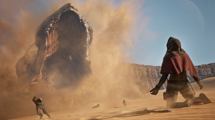 A Funcom está dilacerando os próprios estúdios de novo. Logo depois de Dune: Awakening, o maior lançamento da história da empresa, a desenvolvedora norueguesa entra agora em uma reestruturação que vai encolher seu quadro de funcionários e, silenciosamente, mandar colegas valiosos embora, tudo para manter apenas Conan Exiles e Dune: Awakening rodando como operações vivas. O CEO Rui Casais, que está na casa há 22 anos e lidera a empresa desde 2011, deixa o cargo no fim do ano, substituído pelo diretor de produto Scott Junior.

Leia o discurso corporativo com atenção: a fase de produção de pico exige um tamanho de time, a de operação exige outro, e de algum modo são sempre os desenvolvedores que construíram tudo que são cortados quando o dinheiro do lançamento já foi contabilizado. Isso vem depois das demissões do ano passado e do fechamento da The Outsiders, estúdio de Metal: Hellsinger, após a aquisição da Funcom pela Tencent em 2020. Um estúdio de 32 anos feito por gente apaixonada está sendo espremido para virar apenas uma linha de produção de conteúdo da controladora.

A conta real é outra. Jogos não precisam ser valas comuns de talento. Precisam de equipes sustentáveis, contratos justos e lideranças que tratem pessoas como mais do que números a serem cortados quando o foco do trimestre muda. Conan e Dune podem crescer por anos, e deveriam, mas não às custas de quem tornou isso possível. Apoie os desenvolvedores, exija respeito e nunca deixe isso virar normalidade.