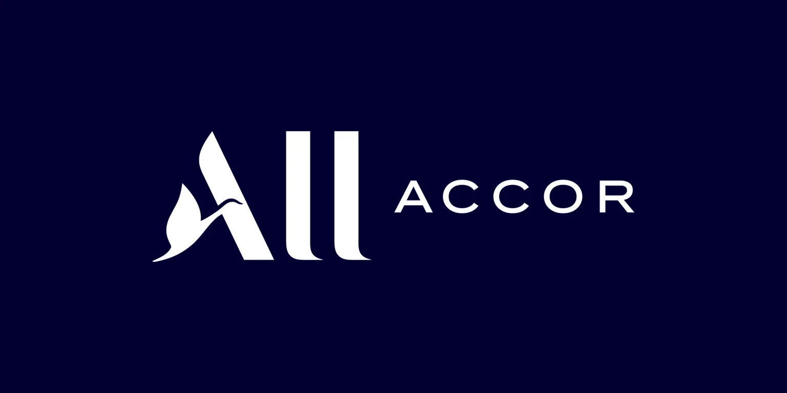 Suas milhas podem fazer muito mais do que emitir passagens aéreas. Um guia atualizado mostra como transformar pontos do Livelo, Esfera, Smiles, LATAM Pass e outros programas em descontos poderosos na hospedagem com o ALL Accor. Combinando bônus de transferência, paridades reduzidas e vantagens do ALL Signature, dá para reduzir bastante o custo da viagem.

A estratégia usa exemplos reais de campanhas de 2026, quando transferências da Smiles e da LATAM Pass renderam até 1.150 e 6.600 pontos ALL Accor, em vez dos valores padrão. A cada 2.000 pontos, você abate 40 euros na reserva, e plataformas de cashback como Méliuz e TopCashback podem somar uma economia extra mesmo pagando com pontos.

Com mais de 5.000 hotéis em mais de 100 países, o ALL Accor se mostra uma forma flexível de economizar em hospedagens, especialmente na Europa. É hora de repensar seu orçamento de viagem e fazer suas milhas trabalharem muito mais.