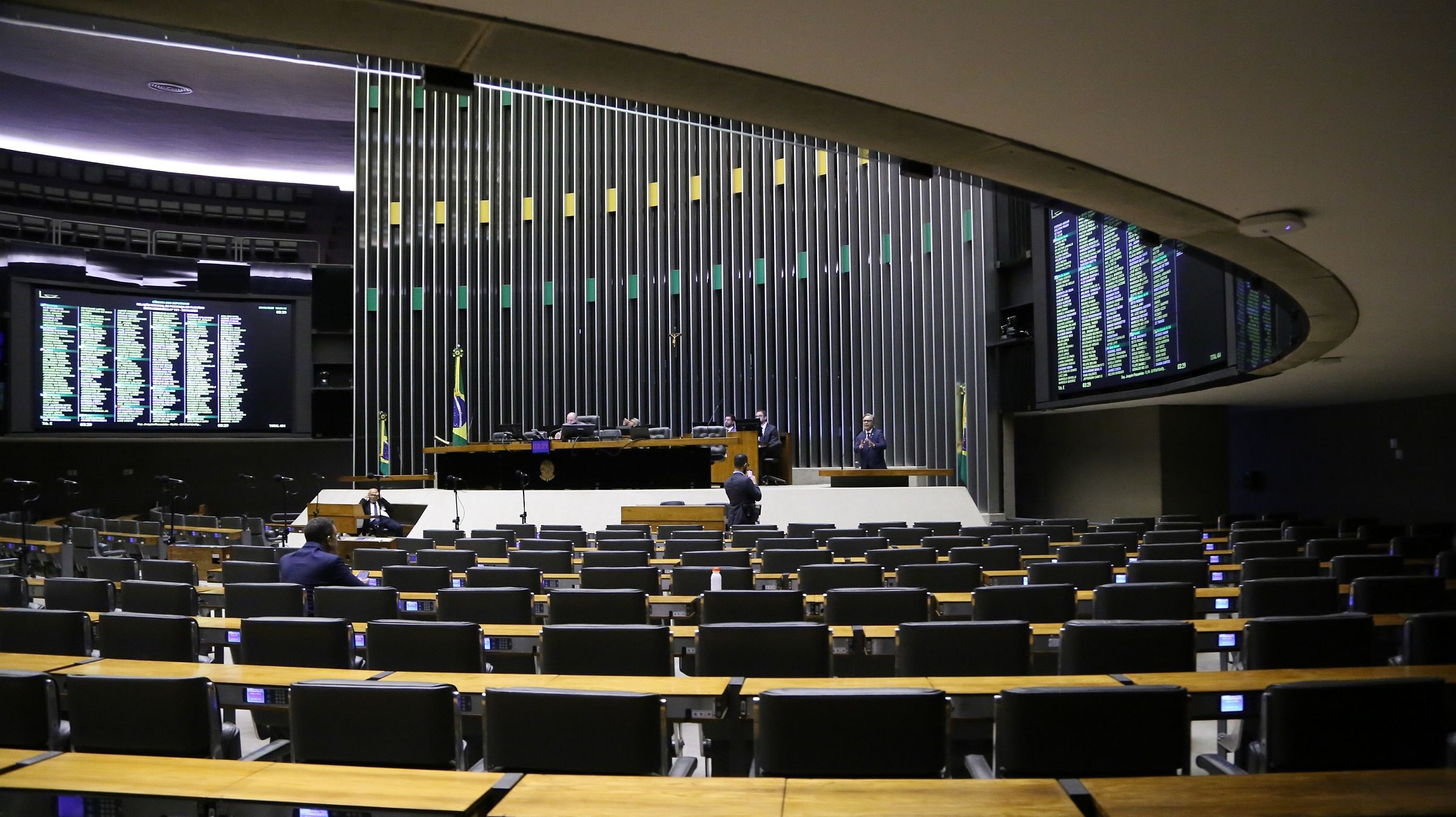 Acaba de sair o novo concurso da Câmara dos Deputados, com 66 vagas imediatas e mais 118 para cadastro de reserva na carreira de analista legislativo, salário inicial de R$ 32.070,88 e lotação em Brasília.

O grande destaque é a especialidade de Registro e Redação, que concentra o maior número de vagas e não exige formação superior específica, apenas diploma reconhecido pelo MEC. As demais oportunidades são para jornalistas, relações-públicas, arquivistas, bibliotecários, museólogos e engenheiros, com taxa de inscrição de R$ 130.

As inscrições vão de 15 de outubro a 17 de novembro, e as provas estão marcadas para 17 de janeiro de 2027, nas 26 capitais e no Distrito Federal. É a prova de que o serviço público bem estruturado segue como caminho de estabilidade, salário digno e contribuição real para o país.