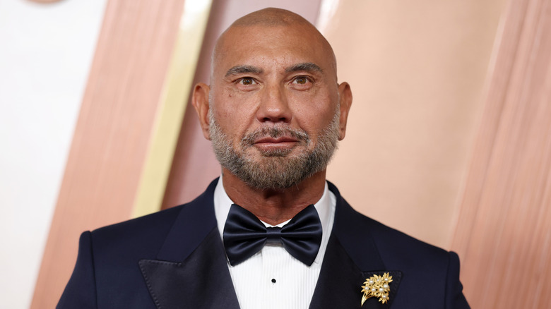 A série live-action de God of War encontrou seu novo Kratos: Dave Bautista. Depois que Ryan Hurst sofreu uma lesão grave no set e precisou passar por cirurgia, o Prime Video decidiu reformular o papel, e os rumores sobre Bautista no elenco agora são oficiais.

Com ordem para duas temporadas e Ronald D. Moore como showrunner, a adaptação promete ser uma versão épica da amada franquia. Bautista tem a combinação perfeita de intensidade e imponência para viver o Fantasma de Esparta, e os fãs já estão imaginando ele soltando aquele 'Boy' com a dose certa de autoridade.

Se a série te deixar empolgado para mergulhar na saga, os jogos que originaram essa lenda já estão disponíveis para jogar.