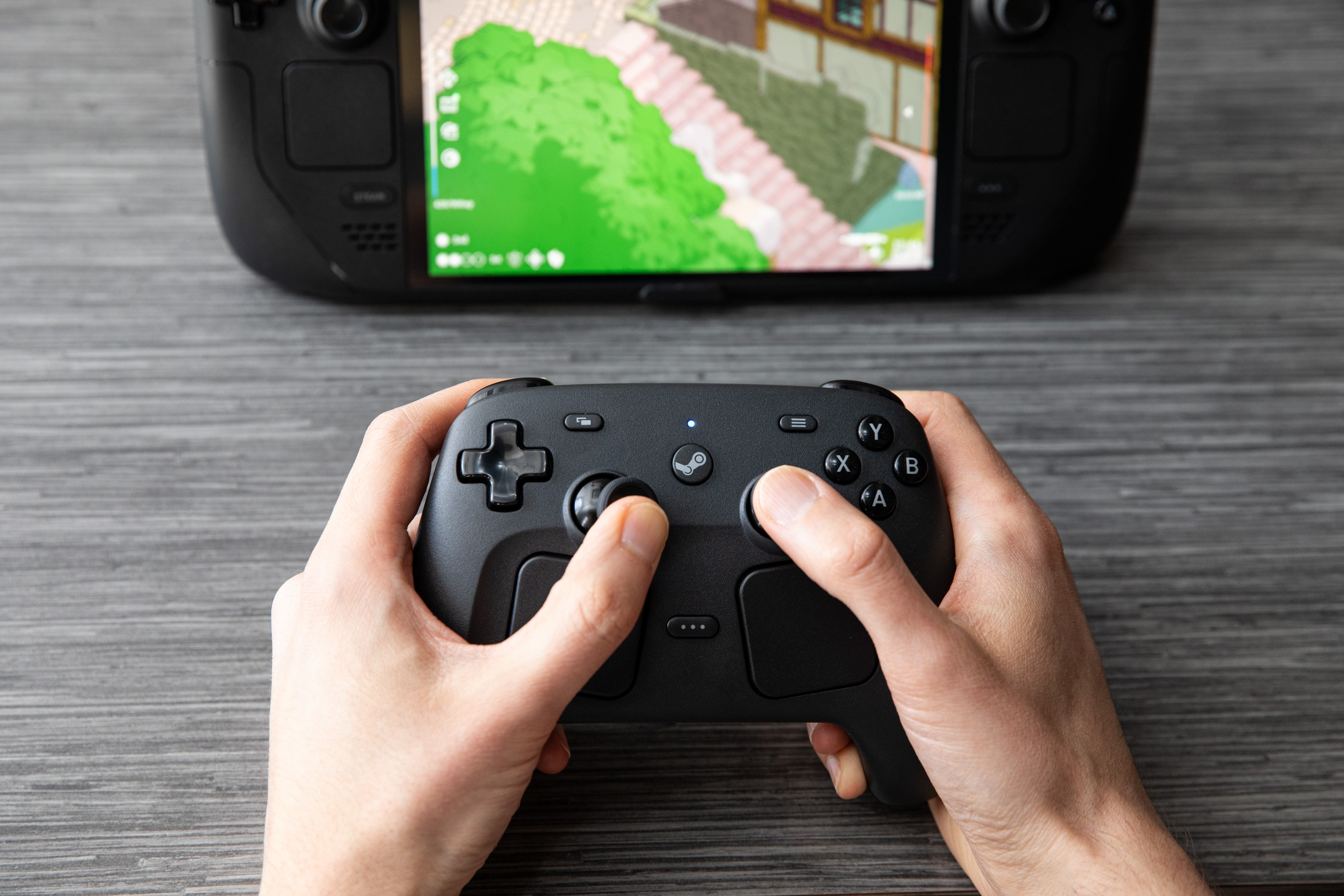 A Nvidia está turbinando o GeForce Now com suporte oficial ao Steam Controller e ao Steam Machine, permitindo que jogadores de nuvem aproveitem o excelente gamepad da Valve no Steam Deck, Windows, macOS e muito mais. A atualização chega ainda este ano e torna o principal serviço de cloud gaming ainda mais versátil.

E não para por aí: o GeForce Now também ganha controles DLSS 4.5 para Super Resolution, Dynamic Frame Generation e Ray Reconstruction, além do tão esperado login único com GOG, já disponível. O serviço chegará a mais Amazon Fire TV Sticks, com assinaturas compráveis diretamente pela Amazon. O gaming em nuvem nunca foi tão poderoso.