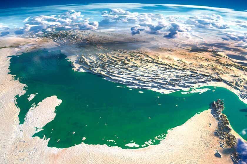 Novos dados de inteligência marítima mostram como o Estreito de Ormuz virou uma das rotas mais perigosas do planeta. Entre 1º e 19 de agosto, 236 navios cruzaram o estreito, e mais de 60% deles desligaram os sistemas de identificação para navegar escondidos, evitando escolher lado entre Washington e Teerã.

Enquanto apenas três embarcações declararam a rota de Omã apoiada pelos EUA, 83 seguiram abertamente a rota iraniana. Entre petroleiros e navios de gás, mais de 80% preferiram o modo dark. O resultado é um verdadeiro mapa fantasma do transporte marítimo, com impacto direto nos preços do petróleo e na segurança global.

O petróleo Brent, que valia US$ 66 antes do conflito, chegou a US$ 119 e agora ronda US$ 92,90. Cada movimento nessas águas pode mudar os rumos da economia mundial.