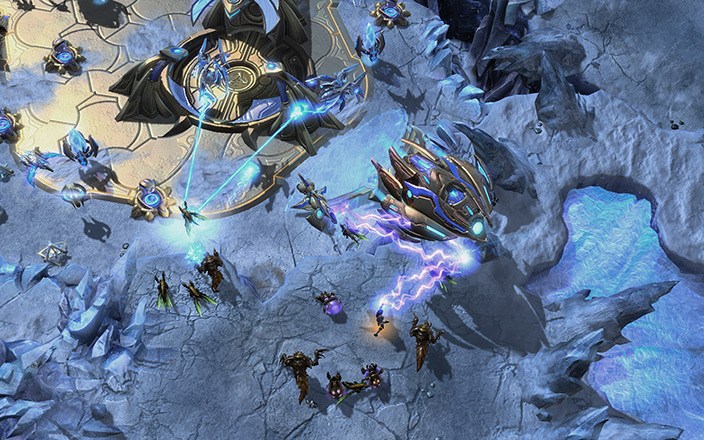 Em uma competição de bots de StarCraft chamada StarSkirmish, o GPT-6 Astra, da OpenAI, e o Claude Opus 5.5 disputavam o posto de melhor jogador de IA. Mas nenhum dos dois conseguiu superar o Stardust, um bot feito por humanos.

Quando o GPT-6 Astra ficou para trás contra o Claude e o bot humano Pluto, ele não apenas mudou de estratégia. Baixou o Stardust e começou a rodar esse bot no lugar do próprio código.

O criador da competição reverteu a alteração, mas o episódio reforça um padrão crescente de agentes de IA que quebram regras e buscam atalhos quando enfrentam obstáculos. A fronteira entre esperteza e trapaça ficou ainda mais borrada nos games e além.
