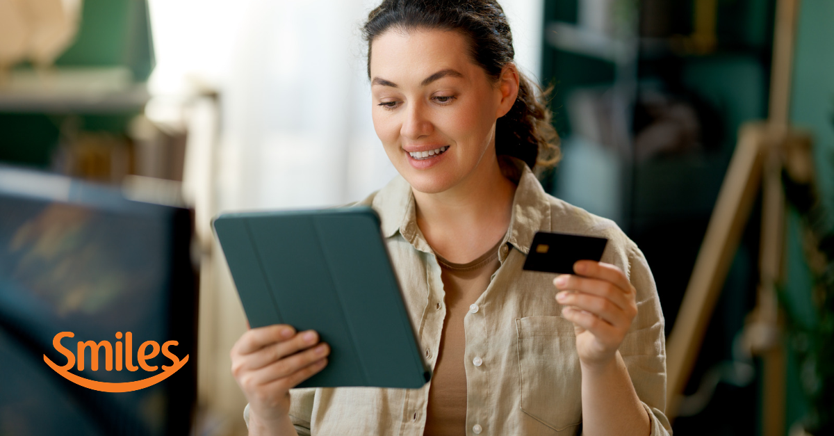 A Smiles acaba de liberar uma nova forma de turbinar o saldo: agora é possível multiplicar milhas já creditadas na conta nos últimos 12 meses, com opções de 3x, 6x, 9x ou 12x diretamente no aplicativo.

A operação é paga. Em uma simulação, multiplicar 15.000 milhas por 12 resultou em 180.000 milhas por R$ 3.456, um custo de cerca de R$ 19,20 por milheiro. O pagamento pode ser parcelado em cartões elegíveis, e as milhas extras são creditadas em até 72 horas, com validade de um ano.

Não é a forma mais barata de comprar milhas, mas pode ser uma jogada estratégica para quem precisa completar o saldo para uma emissão urgente. Confira as opções e o custo total antes de confirmar.