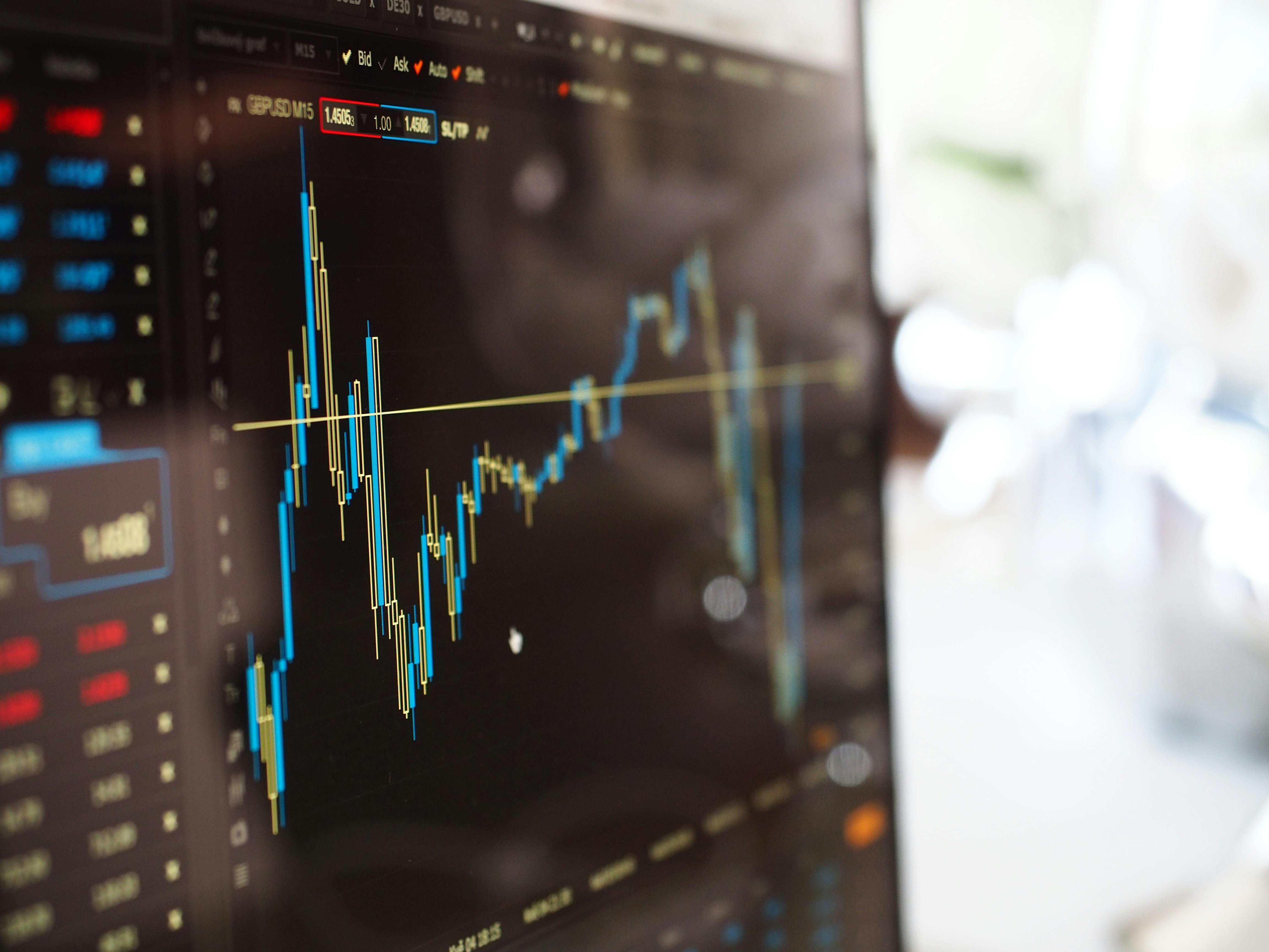Investidores estrangeiros despejaram um recorde de R$ 10 bilhões em ações brasileiras em um único pregão, o maior fluxo líquido de entrada já registrado pela B3. O gatilho foi o primeiro turno da eleição presidencial, quando o candidato da extrema-direita, Flávio Bolsonaro, ficou à frente de Lula, levando o Ibovespa a subir 7,7%, a maior alta em mais de seis anos.

Mas segure o champanhe. Os próprios analistas alertam que esse é um capital especulativo e tático, que entra rápido e pode sair ainda mais rápido. É uma aposta em expectativas políticas, não um voto de confiança na economia real do Brasil ou em seu povo trabalhador.

O entusiasmo súbito do mercado por uma guinada conservadora diz muito mais sobre quem lucra com a instabilidade do que sobre o que o país precisa de verdade. Crescimento duradouro vem de credibilidade fiscal, salários justos e investimento em gente, não de um frenesi de um dia que desaparece assim que o vento político muda.