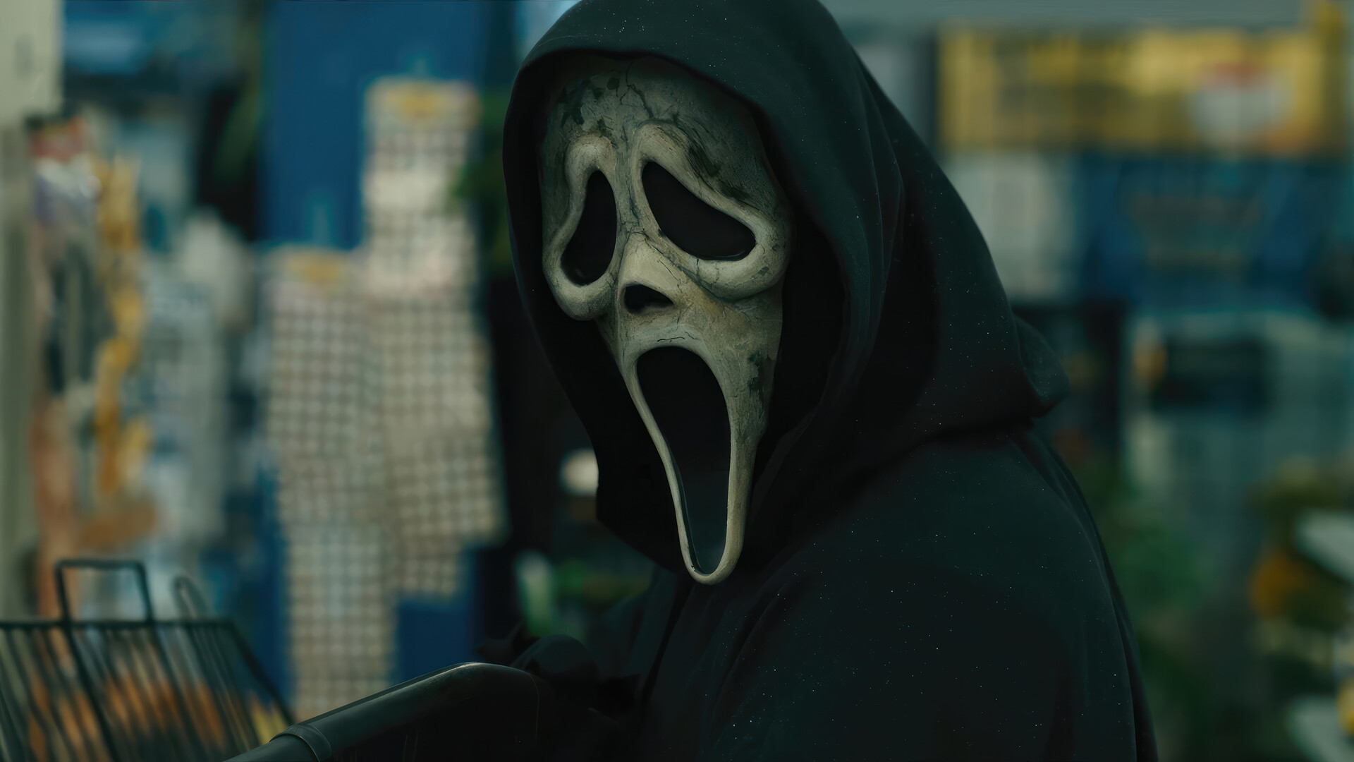 O terror já transformou franquias de cinema em jogos há anos, com Friday the 13th, Halloween, The Texas Chain Saw Massacre e Hellraiser ganhando suas adaptações. Mas Ghostface, um dos assassinos mais icônicos da cultura pop, segue esperando desde 1996.

Um jogo de Scream faz mais sentido do que a maioria. Engano, mistério e o clássico jogo de adivinhação estão na essência de cada filme, o que combina perfeitamente com a febre dos jogos de dedução social que explodiu depois de Among Us. Imagine uma partida em que dois jogadores vestem a máscara de Ghostface em segredo enquanto os outros correm para revelar suas identidades antes que seja tarde demais.

A versão dos sonhos é uma experiência narrativa com escolhas, no espírito de Until Dawn e The Quarry, com decisões ramificadas, um elenco que importa e Roger L. Jackson de volta como a voz que assombra nossos pesadelos há décadas. A franquia passou anos desconstruindo filmes de terror, então um jogo que faz o mesmo com os jogos de terror praticamente se escreve sozinho. A pergunta que fica é por que ninguém fez isso ainda.