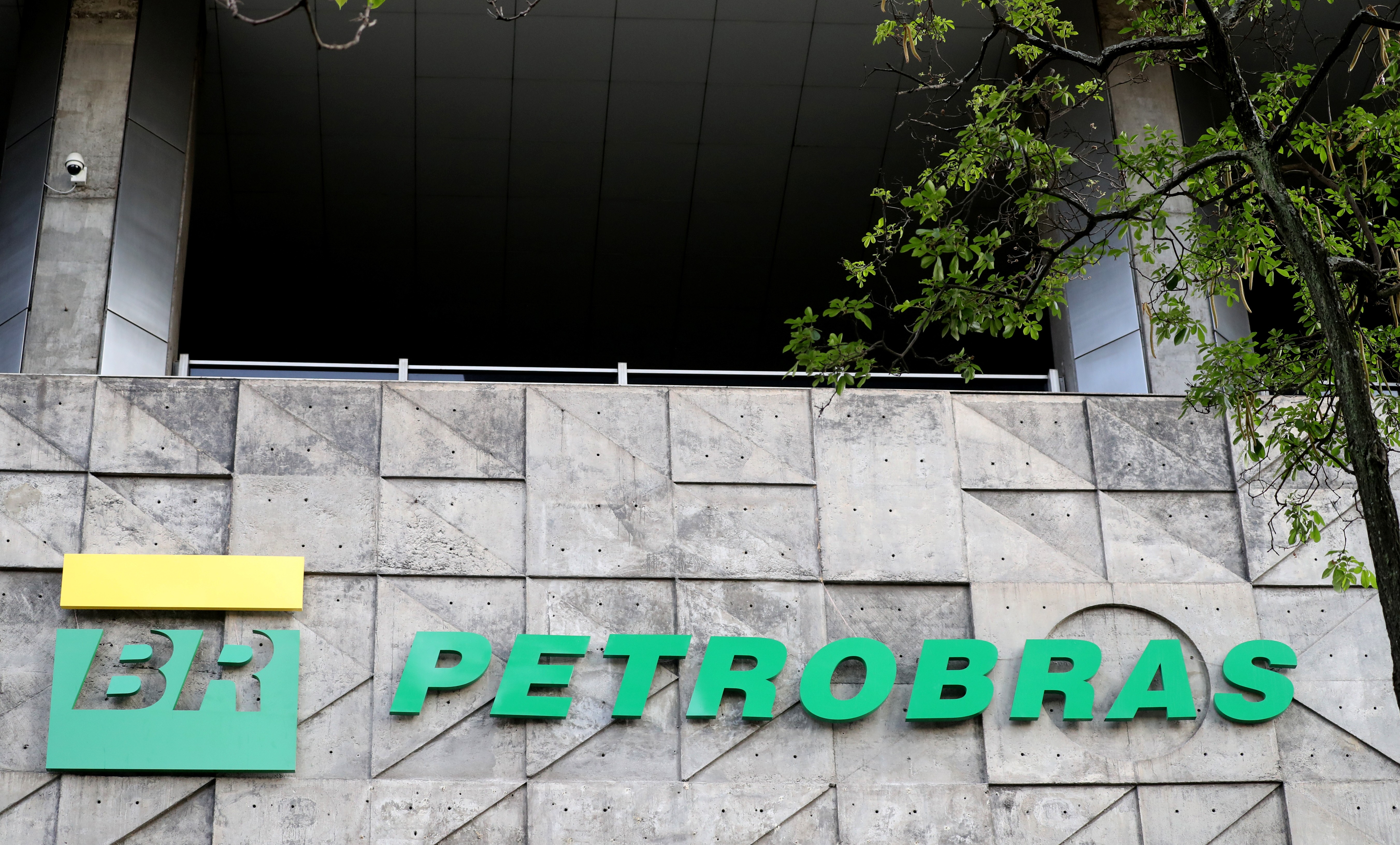 Em uma medida para proteger os consumidores do aumento dos combustíveis, o governo federal anunciou um subsídio que neutraliza o reajuste de R$ 1 por litro no diesel da Petrobras vendido às distribuidoras. O subsídio, válido por 30 dias, garante que os preços nas bombas permaneçam estáveis.

A Petrobras havia anunciado o aumento a partir de quinta-feira, mas a intervenção do governo significa que as distribuidoras não sentirão mudança no que pagam. Isso ocorre após a estatal encerrar um desconto na gasolina, embora reduções de tributos federais devam deixar a gasolina R$ 0,19 mais barata por litro.

A decisão evidencia a tensão entre a estratégia de preços da corporação e os esforços do governo para proteger a população da volatilidade do mercado internacional e do câmbio. Enquanto a Petrobras alega buscar rentabilidade sustentável, o subsídio reforça o compromisso com o bem-estar social acima do lucro desenfreado.