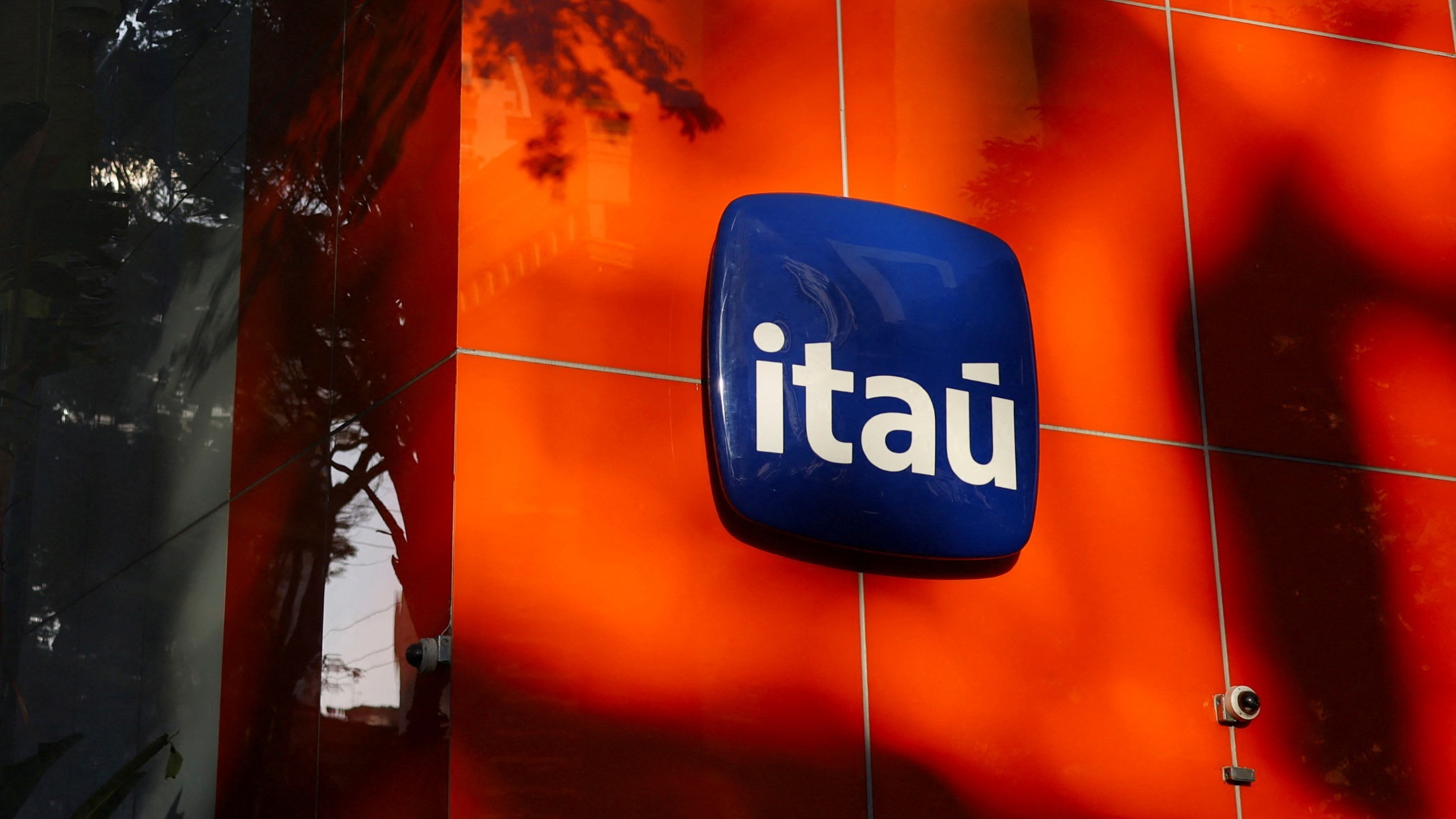 O Itaú Unibanco deu um passo importante para expandir sua presença nos Estados Unidos. O maior banco privado do Brasil recebeu autorização preliminar do Office of the Comptroller of the Currency (OCC) para criar o Itaú Bank, um banco múltiplo com licença nacional americana.

A aprovação ainda não é definitiva. O Itaú precisa do aval do Federal Reserve Board e da Federal Deposit Insurance Corporation (FDIC) para iniciar as operações. O banco afirma que a medida faz parte da estratégia de ampliar a oferta de produtos e serviços financeiros para clientes no mercado americano.

Enquanto isso, quem quer conta internacional ou operar em dólar já pode contar com alternativas digitais como Nomad (código TWUSX2GB7T) e Wise para facilitar transferências e gastos no exterior.
