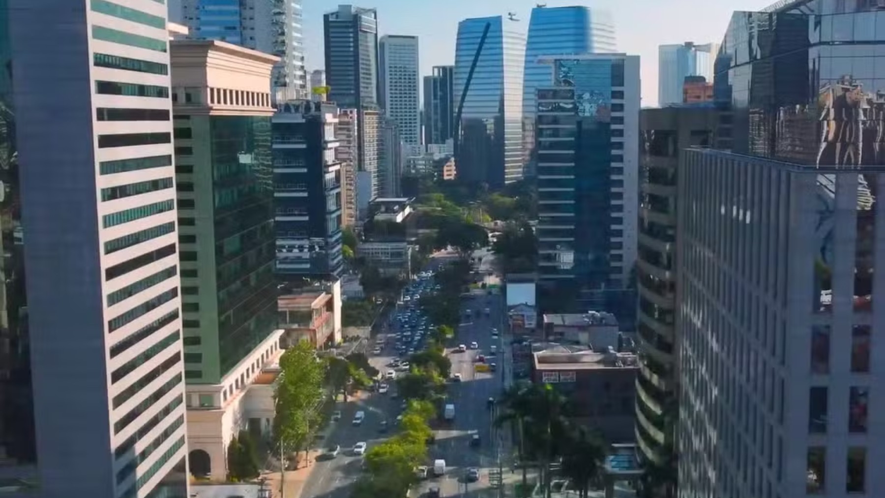 O preço do aluguel de escritórios em São Paulo bateu recorde no terceiro trimestre, impulsionado pela volta ao trabalho presencial e pela expansão das empresas. O valor médio chegou a R$ 122,28 por metro quadrado, segundo a Binswanger Brazil.

A taxa de vacância caiu para 12,9%, ante 15,5% no mesmo período do ano passado, com crescente procura por edifícios Triple A. Ainda assim, os aluguéis estão muito abaixo da inflação acumulada, o que indica espaço para novas altas.

Três novos empreendimentos adicionaram 143 mil metros quadrados ao estoque, mais que o dobro do trimestre anterior, acirrando a disputa por espaços corporativos de alto padrão na capital.