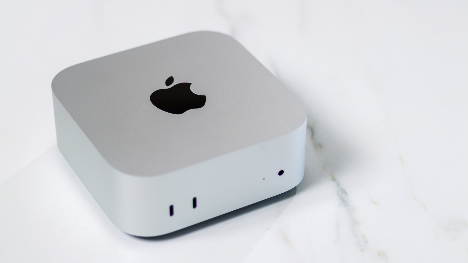 O Mac mini está se consolidando como uma escolha forte para quem passa a maior parte do tempo trabalhando em uma mesa. A partir de US$ 899, ele traz o chip M6 mais recente e 16 GB de RAM, ficando à frente do MacBook Neo de entrada e disputando espaço com o MacBook Air em desempenho sustentado.

O desktop também aposta em refrigeração ativa com ventoinha, mais portas e um preço inicial menor do que muitas opções de notebook. O detalhe é que você precisa ter monitor, teclado e mouse próprios, além de abrir mão da portabilidade. Para quem prioriza potência e custo-benefício, o Mac mini pode ser a compra mais inteligente.