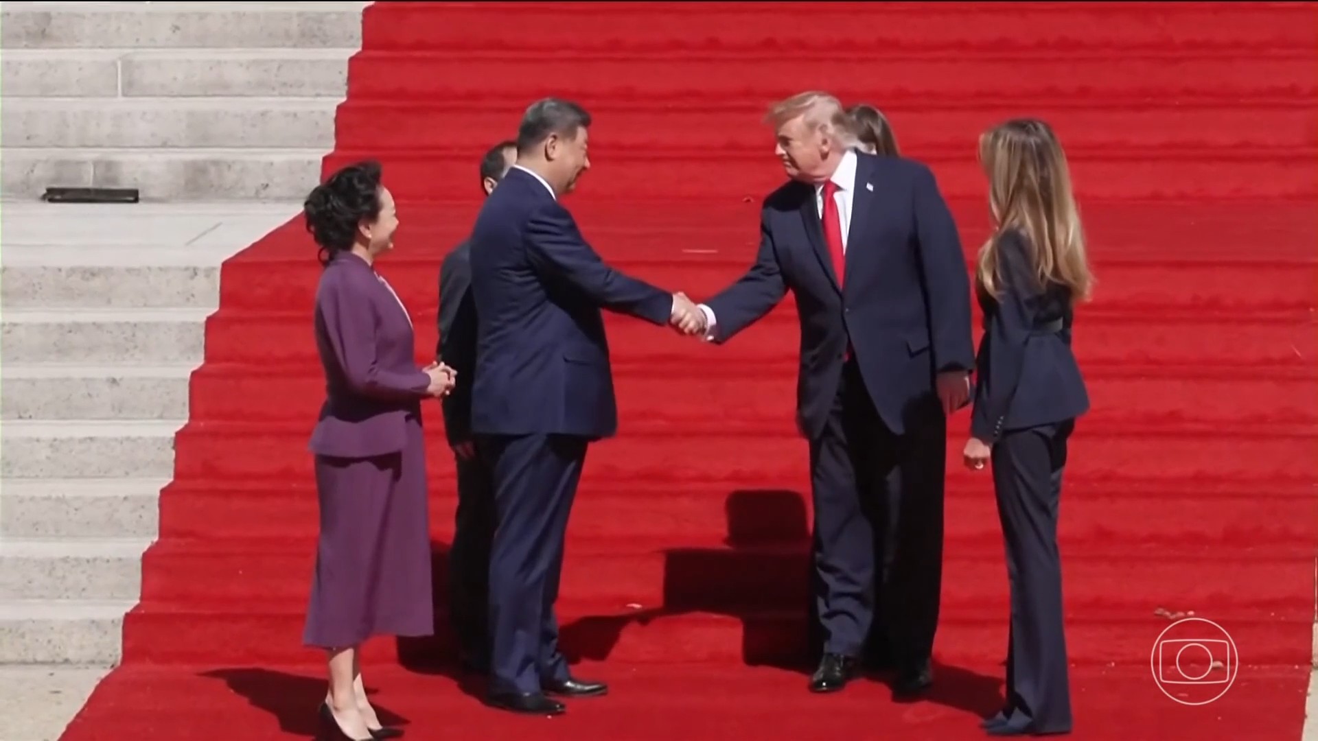 Após uma cúpula de alto risco, EUA e China concordaram em reduzir tarifas sobre US$ 60 bilhões em mercadorias, estendendo a trégua comercial até 10 de janeiro. A medida abrange desde milho e carne americanos até cafeteiras e luzes de Natal chinesas, oferecendo um alívio temporário de uma guerra comercial que prejudicou consumidores e trabalhadores.

Mas não comemore ainda. Este acordo é um remendo corporativo, não uma solução. Enquanto Wall Street aplaude, as tarifas continuam sendo um imposto oculto sobre o povo. O acordo também abre o setor financeiro chinês para empresas americanas e estabelece conversas sobre IA e agricultura, mas não aborda as causas da desigualdade e exploração no comércio global.