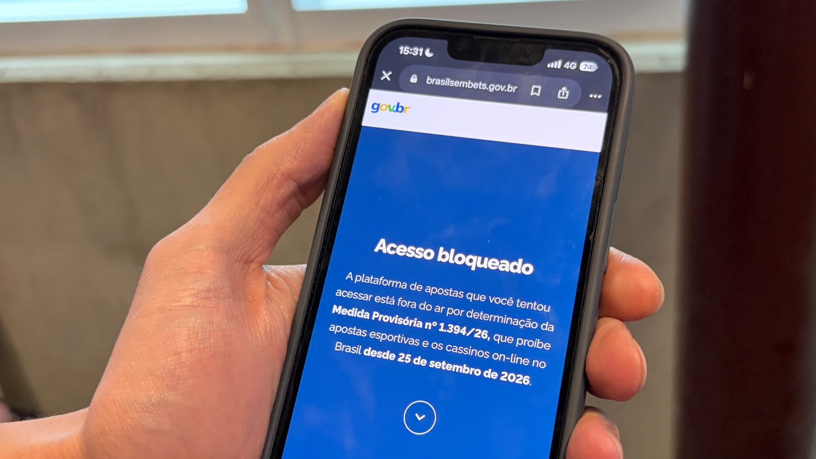 O governo brasileiro deu um basta nas bets. A Medida Provisoria 1394 derrubou mais de 11 mil sites ilegais de apostas em apenas uma semana, e desde terca-feira (6) os aplicativos e sites estao bloqueados em todo o pais.

Ainda ha cerca de R$ 1,325 bilhao parado nas contas dos apostadores, e o dinheiro sera devolvido pelos bancos entre os dias 9 e 14 de outubro. As apostas em andamento sem resultado apurado ate 5 de outubro terao reembolso integral, sem qualquer desconto, e os premios ja definidos serao pagos normalmente.

O setor reclama da falta de dialogo e Flavio Bolsonaro promete reabrir o debate caso chegue ao poder, enquanto a AGU pede ao STF que a proibicao seja mantida. A briga contra a exploracao predadora das apostas esta longe do fim.