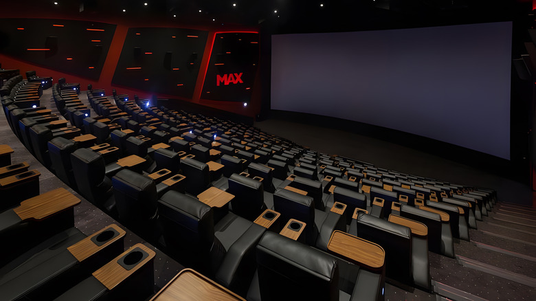 O IMAX oferece uma das experiências cinematográficas mais imersivas do planeta, mas poucos cineastas se arriscam a filmar no formato. Este guia explica por que o IMAX verdadeiro continua raro, desde câmeras gigantes e filmes caros até o número limitado de salas que exibem o formato em todo o seu esplendor.

Christopher Nolan segue levando o formato ao limite com The Odyssey, mas a produção digital virou o padrão da indústria. Descubra como o 'Filmed for IMAX' é diferente do IMAX real e como o futuro do cinema mistura espetáculo e praticidade.