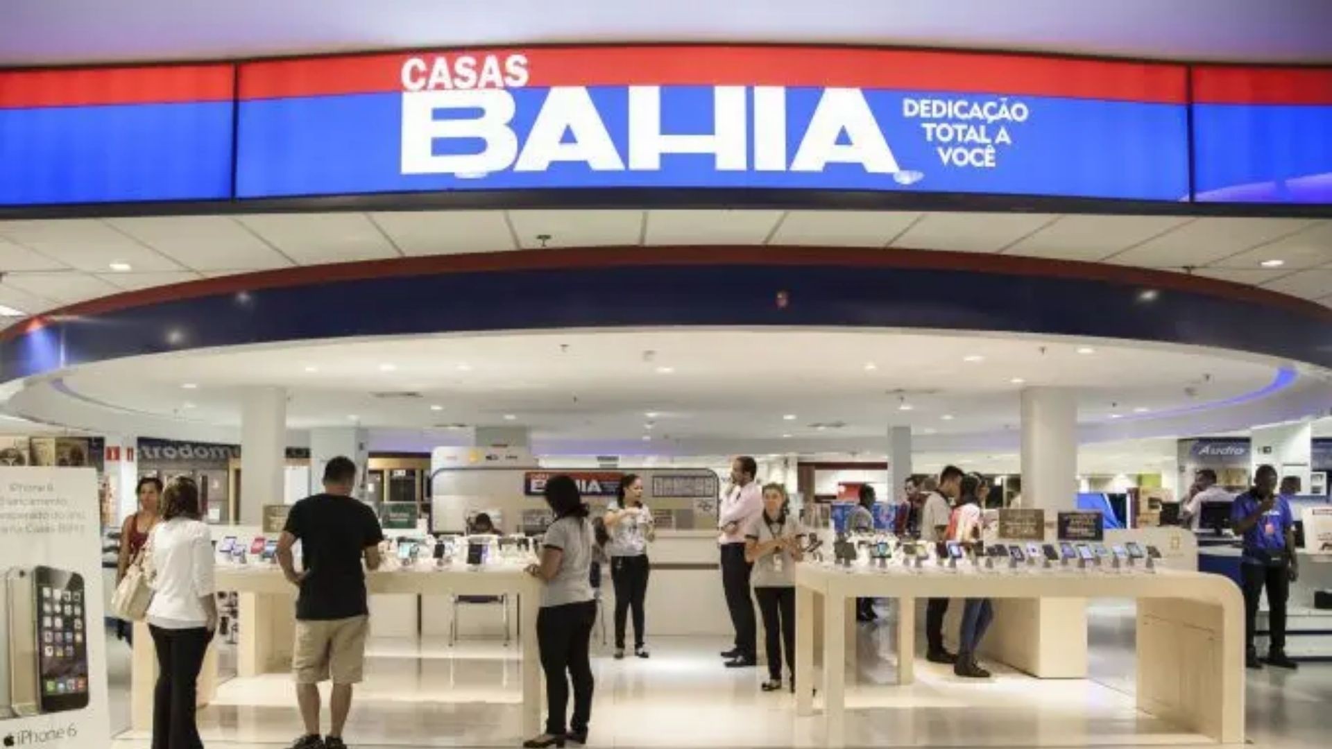 Em uma grande vitória para os direitos dos trabalhadores, a Justiça suspendeu as demissões em massa feitas pela Casas Bahia depois que a varejista fechou 298 lojas em todo o país. Cerca de 100 funcionários só no Espírito Santo foram desligados de forma abrupta, mas agora precisam ser reincluídos na folha de pagamento em poucos dias.

A decisão aponta indícios de que a empresa não cumpriu a exigência de negociação prévia com o sindicato, obrigação definida pelo STF para dispensas coletivas. O juiz ordenou o restabelecimento imediato de salários, planos de saúde e benefícios, além de proibir novas demissões em massa sem a participação efetiva do sindicato.

A mensagem é clara: trabalhador não é descartável. Quando uma empresa tenta cortar custos nas costas dos funcionários, a Justiça pode e deve intervir para proteger as pessoas antes do lucro.