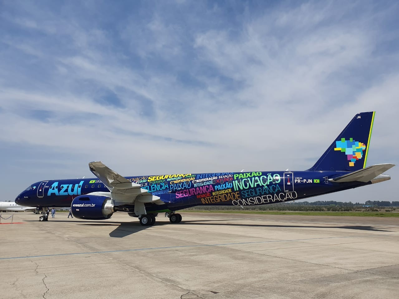 Uma instabilidade global no sistema de GPS está impactando a frota Embraer E2 e levando a Azul a ajustar malha e horários por precaução. Passageiros no Aeroporto Internacional de Brasília relataram cancelamentos e filas.

A Azul orienta clientes com voos impactados a verificar o status da reserva nos canais oficiais antes de ir ao aeroporto; a assistência segue a Resolução 400 da Anac.

A Latam, que só integra modelos da Embraer à frota em dezembro, disse não ter registrado anormalidade. A Gol informou que não opera essa linha de aeronaves. A Embraer ainda não se manifestou.