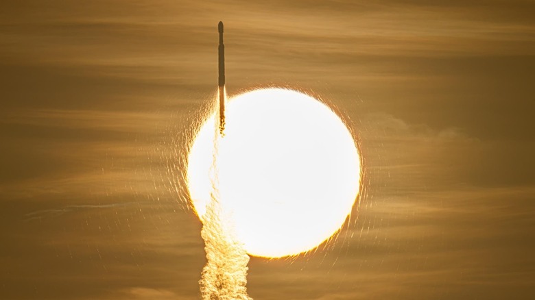O telescópio espacial Nancy Grace Roman, da NASA, foi lançado com sucesso a bordo de um foguete SpaceX Falcon Heavy a partir do Kennedy Space Center. A nova missão promete revolucionar a astrofísica ao investigar a matéria escura e a energia escura, com um campo de visão cerca de 100 vezes maior que o do Hubble.

A agência espacial já confirmou a implantação dos painéis solares e do protetor solar do instrumento. Quando estiver totalmente operacional, o Roman deverá enviar 1,4 terabytes de dados por dia, com as primeiras imagens chegando no início de 2027. A expectativa é que ele observe exoplanetas, discos de formação planetária e meça a luz de até um bilhão de galáxias.