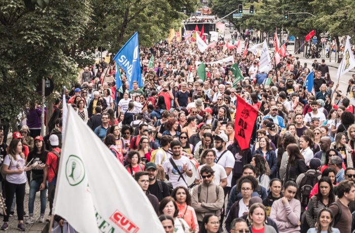 As centrais sindicais decidiram intensificar a pressão sobre o Senado para votar, ainda antes do primeiro turno das eleições de 2026, a PEC que acaba com a escala 6x1 e reduz a jornada semanal de 44 para 40 horas, sem redução de salário. A mobilização vem depois de o presidente do Senado indicar que a votação pode ficar para depois das eleições.

Com mais de 70% da população apoiando a mudança, sindicalistas prometem protestos nos estados, panfletagem e campanha forte nas redes sociais para constranger senadores contrários e forçar uma definição antes do pleito. O recado é direto: "Vai pedir voto? Cadê o fim da 6x1 primeiro?"