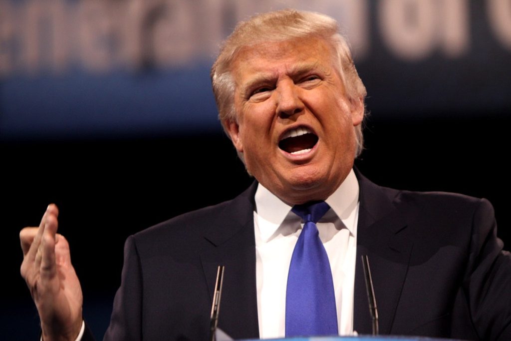 Na última hora, Trump congelou as tarifas de 50% sobre produtos canadenses após conversa com o primeiro-ministro Mark Carney. A pausa de três dias mostra que a guerra comercial pode ser enfrentada com negociação firme.

Enquanto isso, o impasse real segue nos carros, nos laticínios e na ameaça de reativar o oleoduto Keystone XL. A equipe canadense segue em Washington, resistindo à pressão. Mais do que um recuo, é uma chance de impedir que o tarifaço vire regra.