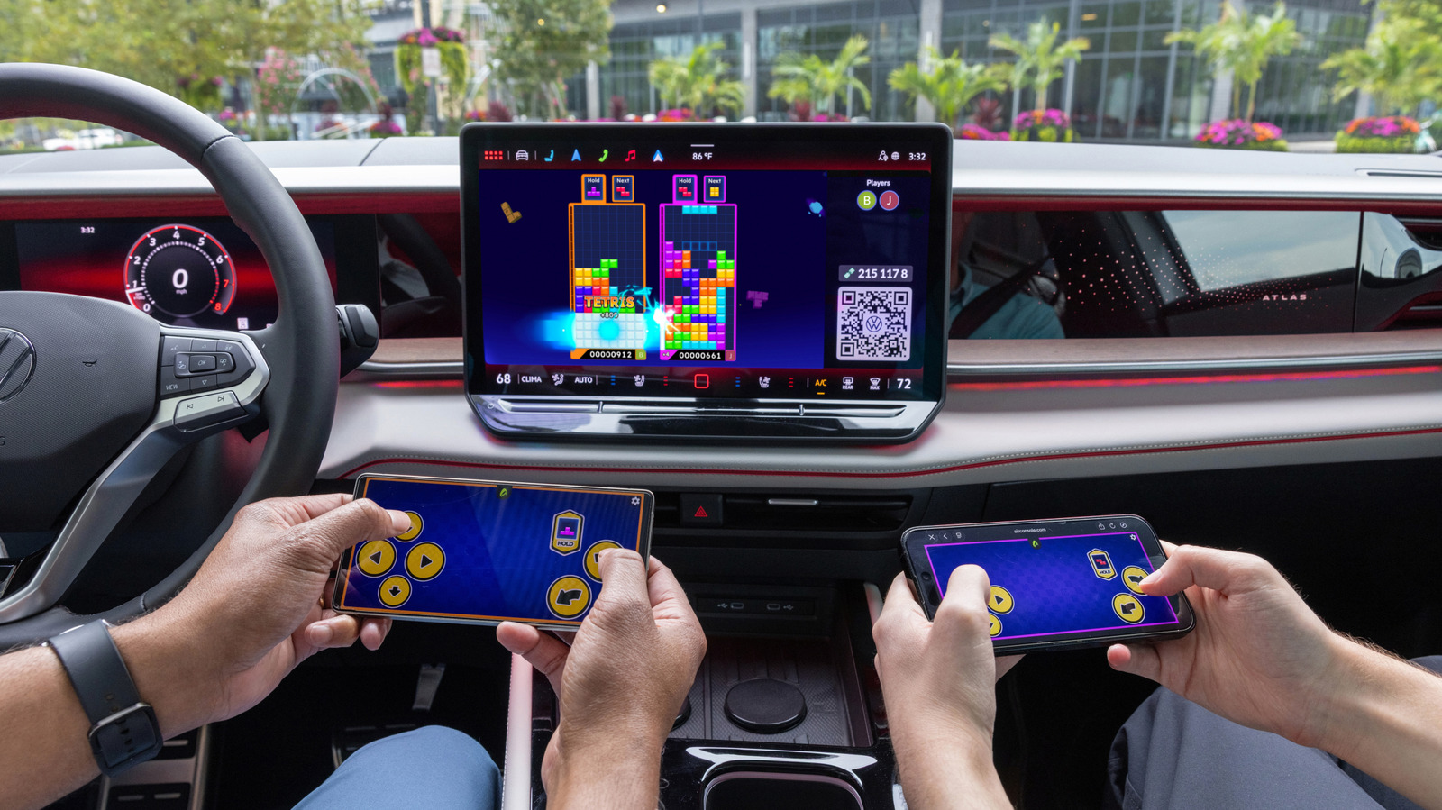 A Volkswagen está trazendo a plataforma AirConsole para seus veículos 2027, transformando as telas de entretenimento em verdadeiros videogames. A biblioteca estreia com 20 títulos, incluindo o lendário Tetris, Pac-Man Championship Edition e Uno Car Party, e o seu celular vira o controle sem fio, sem precisar de aparelhos extras.

Os jogos chegam aos modelos Atlas, Atlas Cross Sport, Tiguan, Golf GTI, Golf R e aos veículos da linha ID, com alguns carros sincronizando a iluminação ambiente ao que acontece na tela. Mas tem um detalhe: o acesso completo fica atrás da assinatura In-Vehicle Premium, de 149 dólares por ano depois dos três meses de teste gratuito, e só dá para jogar com o carro estacionado.

É um vislumbre empolgante dos carros virando centrais de entretenimento, onde o tempo parado se transforma em diversão. Ainda assim, o modelo preso à assinatura mostra como até a nostalgia virou cobrança recorrente, e jogadores merecem diversão que respeite o bolso em vez de espremer cada centavo.