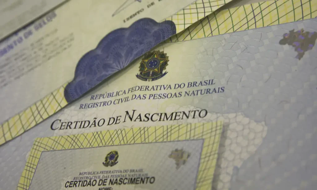 Neste Dia dos Pais, dados da Arpen-Brasil revelam uma realidade marcante: quase 1,7 milhão de crianças foram registradas no Brasil nos últimos dez anos sem o nome do pai na certidão de nascimento. Só em 2026, mais de 102 mil novos casos já foram contabilizados.

Mas também há motivos para esperança. O reconhecimento voluntário de paternidade bate recordes, e 2026 deve registrar cerca de 48 mil reconhecimentos. Uma nova plataforma eletrônica permite iniciar o processo pela internet, facilitando o acesso de milhares de brasileiros à própria identidade e aos direitos que vêm com ela.