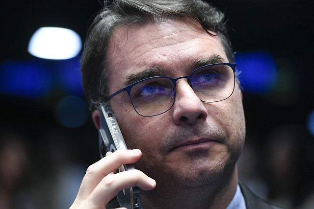 Bomba no campo da extrema-direita: a empresa do senador e candidato à Presidência Flávio Bolsonaro está registrada no mesmo endereço usado por pelo menos 16 firmas ligadas a um homem que a Polícia Federal aponta como operador de uma fraude bilionária contra aposentados.

A deputada Erika Hilton levou o caso direto ao STF e pede a inclusão do senador na Operação Sem Desconto, que apura o desvio de cerca de 6,3 bilhões de reais em mensalidades do INSS. O esquema foi tão descarado que provocou o banimento definitivo desse tipo de cobrança em 2026.

A firma da família vende capacetes com Jair Bolsonaro como garoto-propaganda, mas seu escritório fica colado a empresas ligadas a um suposto chefão da fraude que hoje está preso. Quando a coincidência se repete tão alto, ela deixa de ser coincidência. O povo trabalhador merece respostas, e não a volta do mesmo clã corrupto ao poder.