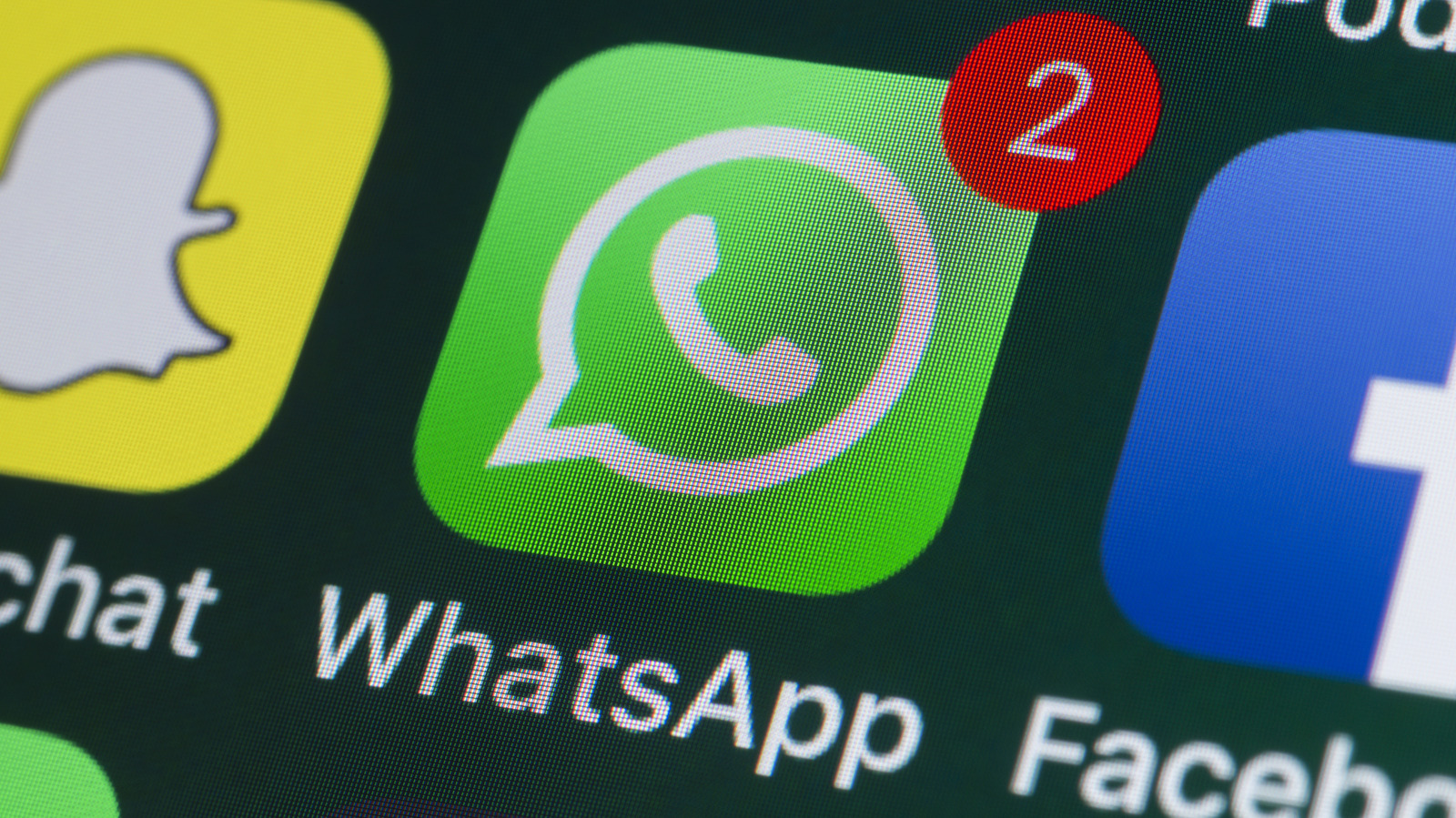 O WhatsApp está testando um recurso muito pedido: agendamento de mensagens na versão beta para Android. Basta segurar o botão de enviar, escolher data e hora, e a mensagem será entregue mesmo se o aparelho estiver offline.

A ferramenta aceita textos, links, fotos e vídeos com criptografia de ponta a ponta, e funciona em conversas de grupo. É possível agendar de 10 minutos até duas semanas à frente, com uma área dedicada para gerenciar os envios antes da hora.

O recurso já apareceu para alguns testadores e deve chegar a mais contas em breve, aproximando o WhatsApp do agendamento que o Telegram oferece desde 2019.