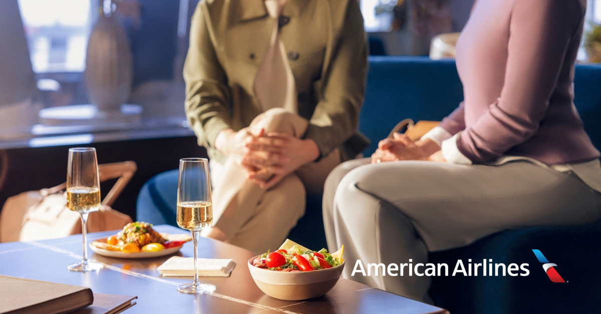 O lounge do aeroporto virou destino por si só. A American Airlines está lançando um cardápio sazonal totalmente novo na rede Flagship e Admirals Club, trazendo sabores autorais para os viajantes ao longo de setembro e outubro.

Entre os destaques estão arancini de trufa com fondue de parmesão na Filadélfia, ceviche de pargo da Flórida em Miami, frango ao estilo adobo em Dallas-Fort Worth e bares de tacos de barbacoa no estilo monte o seu em Chicago, Denver e St. Louis. Nos hubs costeiros como Los Angeles, Santa Ana, São Francisco e Phoenix, o frango ganha cobertura de gergelim e laranja, enquanto Nova York, LaGuardia e Newark servem frango ao estilo crioulo sobre cassoulet rústico de feijão branco.

Os membros ainda podem aproveitar a experiência Flagship Dining em Dallas e Miami, ou pedir pratos preparados na hora por meio de um QR code. É uma verdadeira revolução gastronômica nos aeroportos e um recado claro de que a comida de lounge finalmente entrou na era da qualidade.