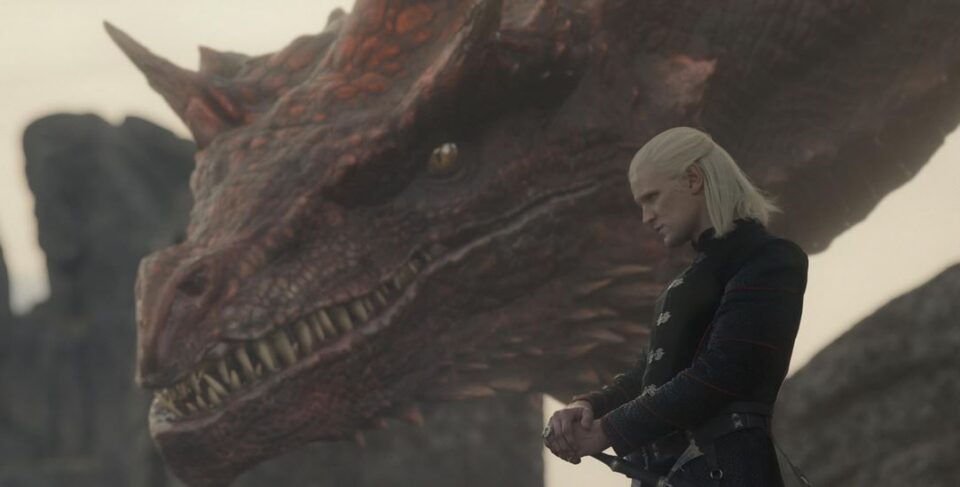 A Warner Bros. anunciou oficialmente o primeiro filme de Game of Thrones, com estreia marcada para 1 de junho de 2029. Chamado Game of Thrones: A Conquista de Aegon, o longa vai mostrar como Aegon I usou o poder dos dragões para unificar Westeros e iniciar a dinastia Targaryen.

O projeto reúne o diretor Owen Harris, com passagem pelas séries de Westeros, e o roteirista Beau Willimon, criador de House of Cards. Depois do sucesso de A Casa do Dragão e O Cavaleiro dos Sete Reinos, essa conquista cinematográfica promete ser um dos maiores eventos da cultura pop.