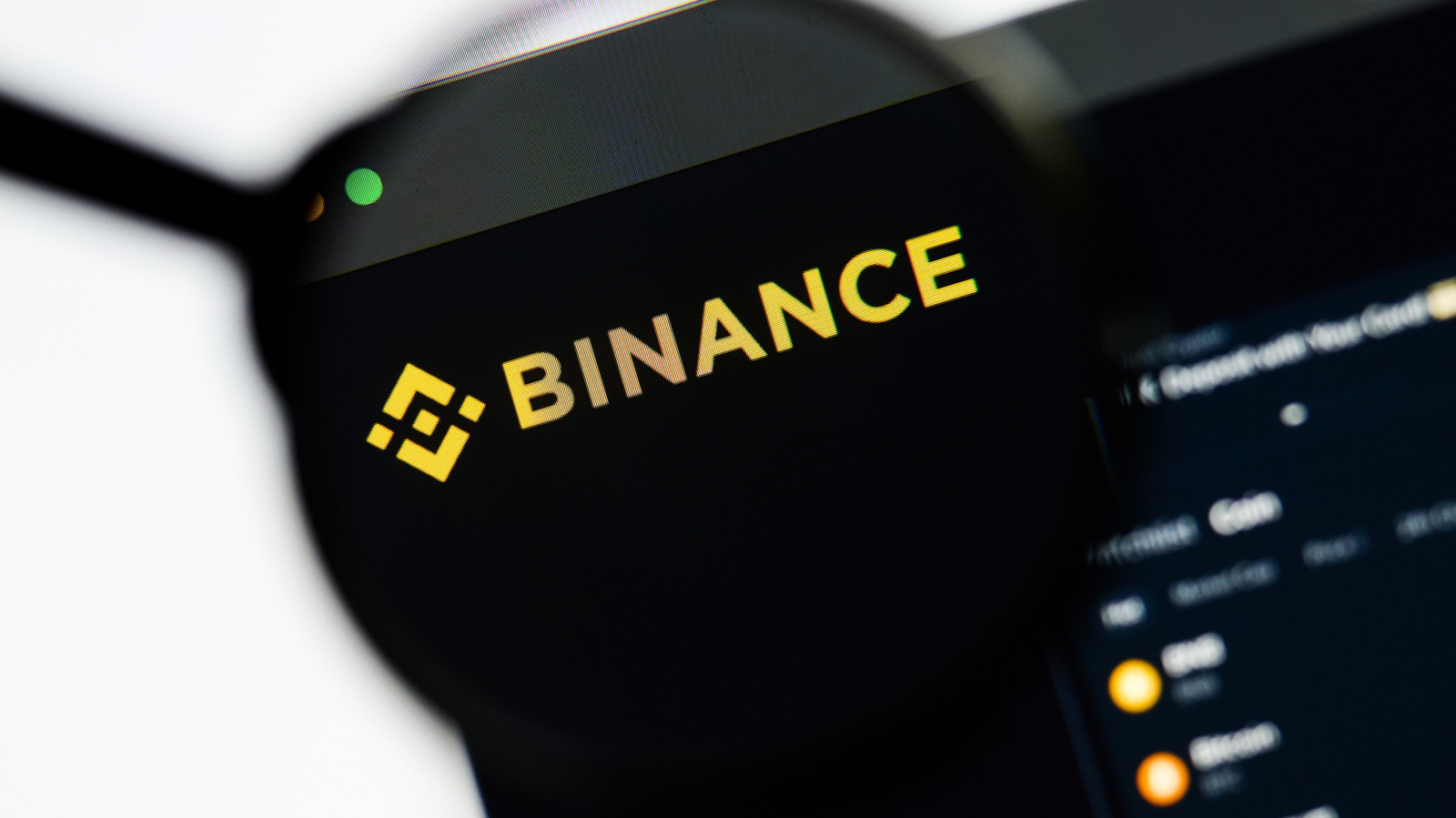 Em um dos maiores roubos de criptomoedas já registrados, a Binance pode ter perdido cerca de US$ 6,3 bilhões após um ataque cibernético. A exchange suspendeu os saques enquanto realiza uma revisão de segurança e afirma que os depósitos seguem normais.

A empresa promete cobrir todas as perdas com o fundo SAFU e recursos próprios, e já trabalha com parceiros de blockchain para congelar cerca de US$ 3 bilhões on-chain. Tether e Circle também bloquearam centenas de milhões em ativos ligados ao caso, enquanto investigadores apontam, com alta confiança, para a unidade de hackers TraderTraitor, da Coreia do Norte.

A dimensão do incidente provoca choque no mercado cripto e reacende debates sobre exchanges centralizadas, risco de contraparte e a segurança dos ativos mantidos em plataformas de negociação. Para quem usa esses serviços, o recado é claro: segurança e transparência precisam vir antes do hype.