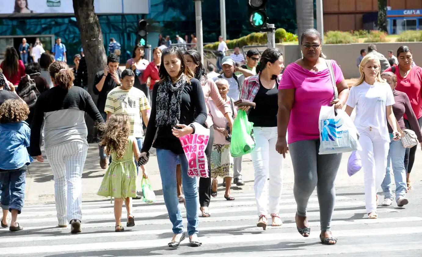 Ótima notícia para os trabalhadores brasileiros: a taxa de desemprego caiu para 5,3% no trimestre encerrado em julho de 2026, o menor nível da série histórica. O número de ocupados bateu recorde, chegando a 103,3 milhões, com a construção civil liderando a geração de vagas ao acrescentar 371 mil novos postos.

A massa de rendimentos também atingiu novo recorde, somando R$ 383,5 bilhões, alta de 4,1% na comparação anual. Mesmo com a renda média estável, mais brasileiros estão trabalhando e mais famílias sentem o impacto de um mercado de trabalho mais forte.