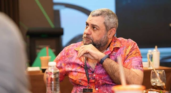 Tamir Nadav, desenvolvedor americano de 46 anos que passou por estúdios brasileiros como a Kokku e pela Telltale Games, foi encontrado morto em Maringá, no norte do Paraná. O corpo estava em um cômodo trancado por cadeado, com mãos e pés amarrados com fita adesiva, segundo a polícia. O caso é investigado como latrocínio ou extorsão mediante sequestro com resultado morte.

A polícia aponta que um casal que morava com a vítima é suspeito. O homem e a mulher foram vistos por uma amiga do desenvolvedor no dia 3 de setembro, mesma data do registro do boletim de ocorrência sobre o desaparecimento. A investigação apurou que, em 1º de setembro, o casal fez compras em comércios de Maringá, incluindo dois relógios de R$ 10 mil, com dinheiro que era de Tamir.

Antes da morte, Nadav atuou em empresas como Kokku, Gazeus Games, Super Evil Mega Corp, Budge Studios e Telltale Games, além de dar aulas de 2D, 3D, animação, game design e UI/UX. As investigações seguem para identificar a data e a causa da morte.