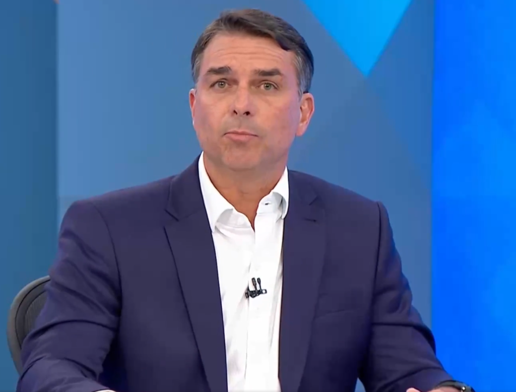 Na sabatina do Jornal Nacional, Flávio Bolsonaro tentou vender uma imagem institucional e moderada. Mas por trás do figurino, manteve o núcleo duro do bolsonarismo: defendeu anistia para os golpistas de 8 de janeiro, chamou a tentativa de golpe de 'farsa' e atacou o STF.

O candidato também escapou de explicar o financiamento do filme Dark Horse com o banqueiro Daniel Vorcaro, sem apresentar contrato nem prestação de contas. Checagens apontaram declarações falsas ou enganosas. Moderação só no marketing, não nos fatos.