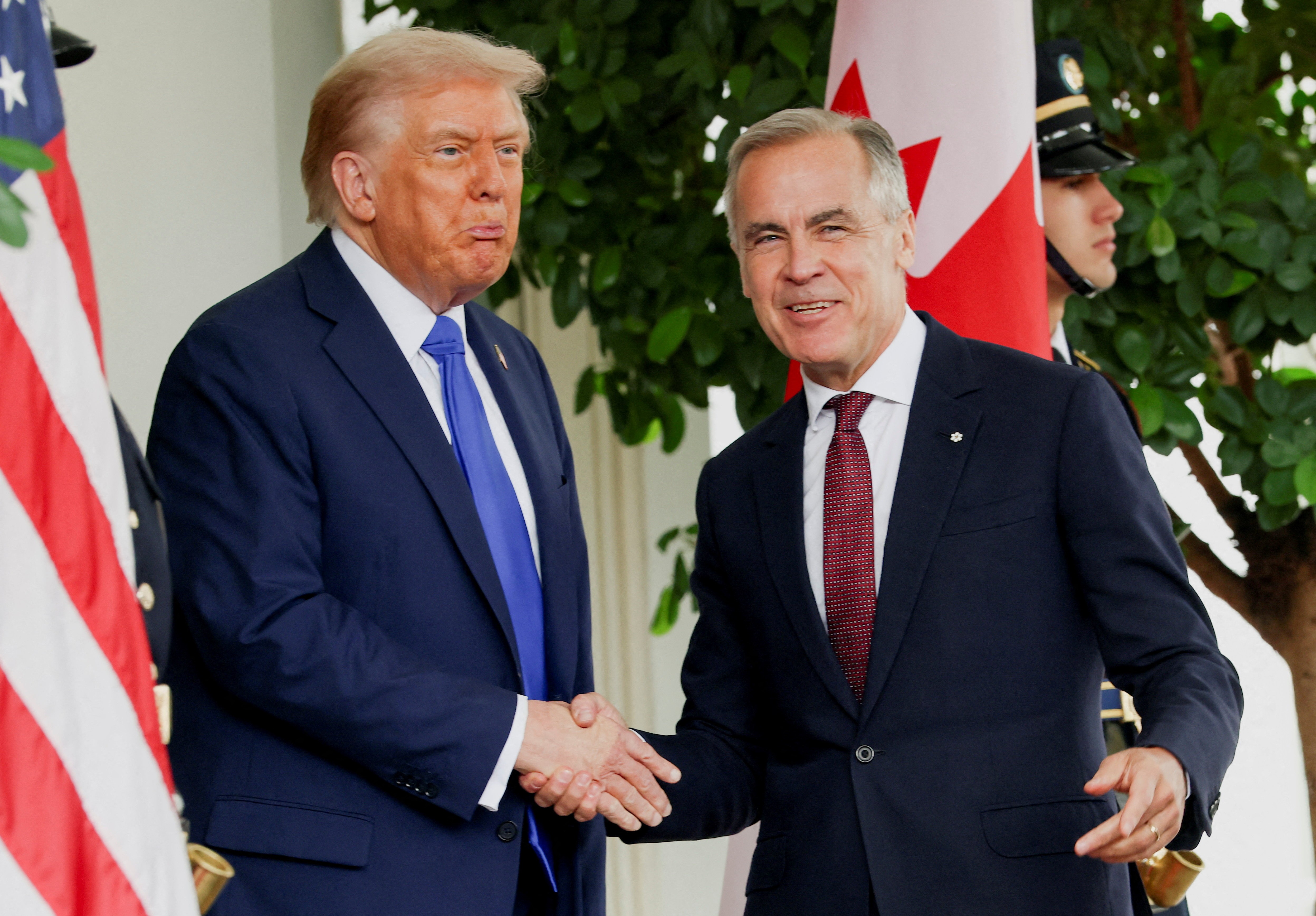O Canadá reagiu. Entraram em vigor as tarifas retaliatórias sobre bilhões de dólares em produtos americanos, após o fracasso das negociações com os Estados Unidos. A lista atinge aço, alumínio, laticínios, eletrodomésticos, plásticos e componentes eletrônicos, entre outros.

A disputa deixou de ser apenas uma briga por tarifas. Com Washington e Ottawa sem recuar, cadeias produtivas inteiras estão sob risco, especialmente a indústria automotiva. É uma guerra comercial que pode pesar no bolso de consumidores dos dois lados da fronteira.