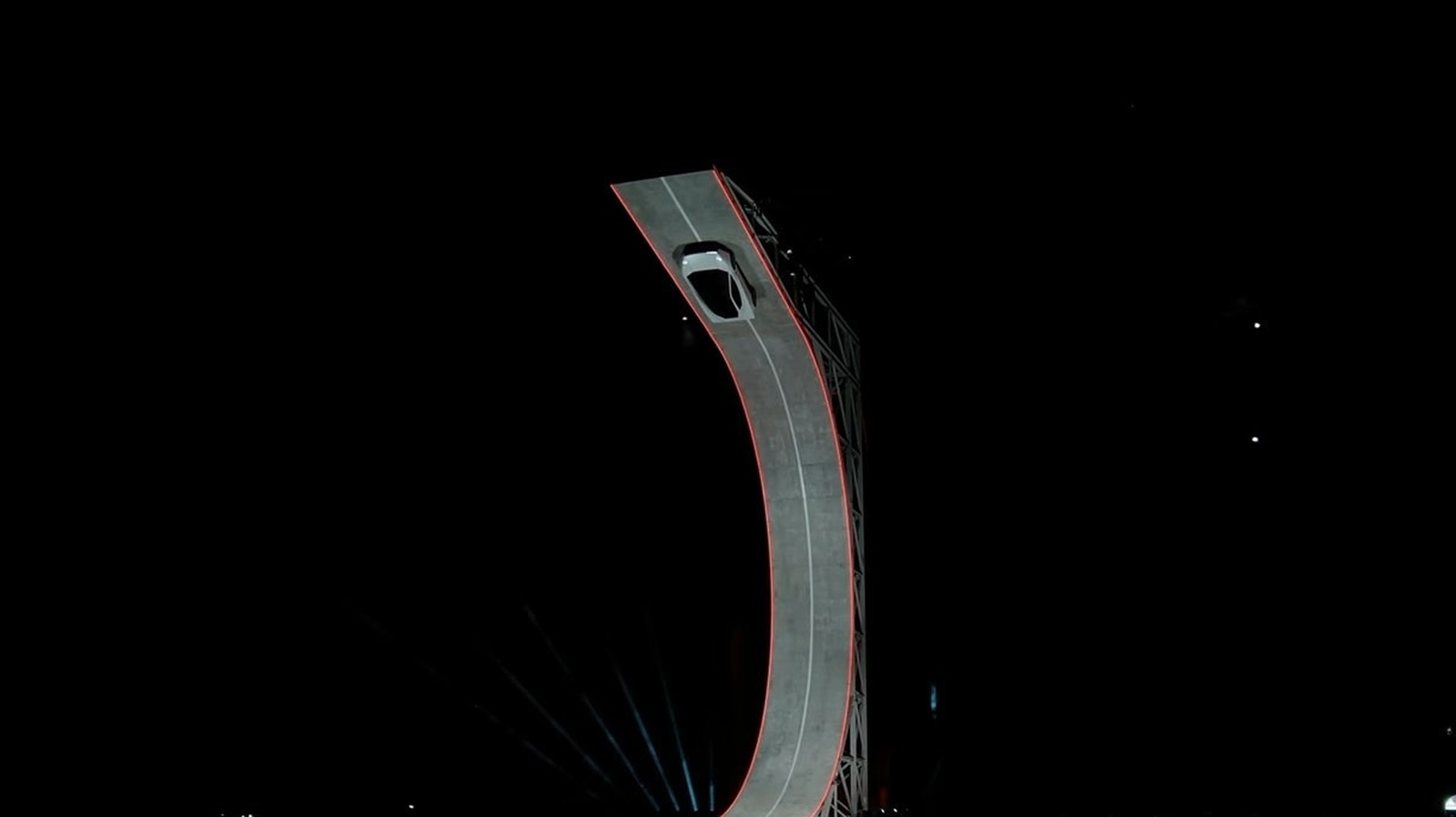 A Tesla mostrou o Roadster de nova geração usando ventoinhas motorizadas e um sistema de vedação contra o solo para gerar downforce, incluindo uma demonstração dramática em que o carro parece ficar de cabeça para baixo. A montadora afirma que o conjunto pode produzir até 2 gs de downforce e planeja iniciar a produção em 2028.

Mas a Tesla não é a primeira a explorar sucção com ventoinhas. O lendário Chaparral 2J usava ventoinhas derivadas de tanques e uma saia para grudar na pista em 1970, enquanto o Brabham BT46 fan car venceu sua única corrida de Fórmula 1 em 1978. O Spéirling da McMurtry também demonstrou downforce por sucção extrema nos últimos anos.

As reservas do Roadster básico começam em US$ 50 mil, enquanto a versão Thrust com o sistema de sucção e propulsores de aceleração exige uma reserva de US$ 250 mil. A comparação mostra como ideias antigas das corridas estão sendo reformuladas para uma nova era de desempenho elétrico.