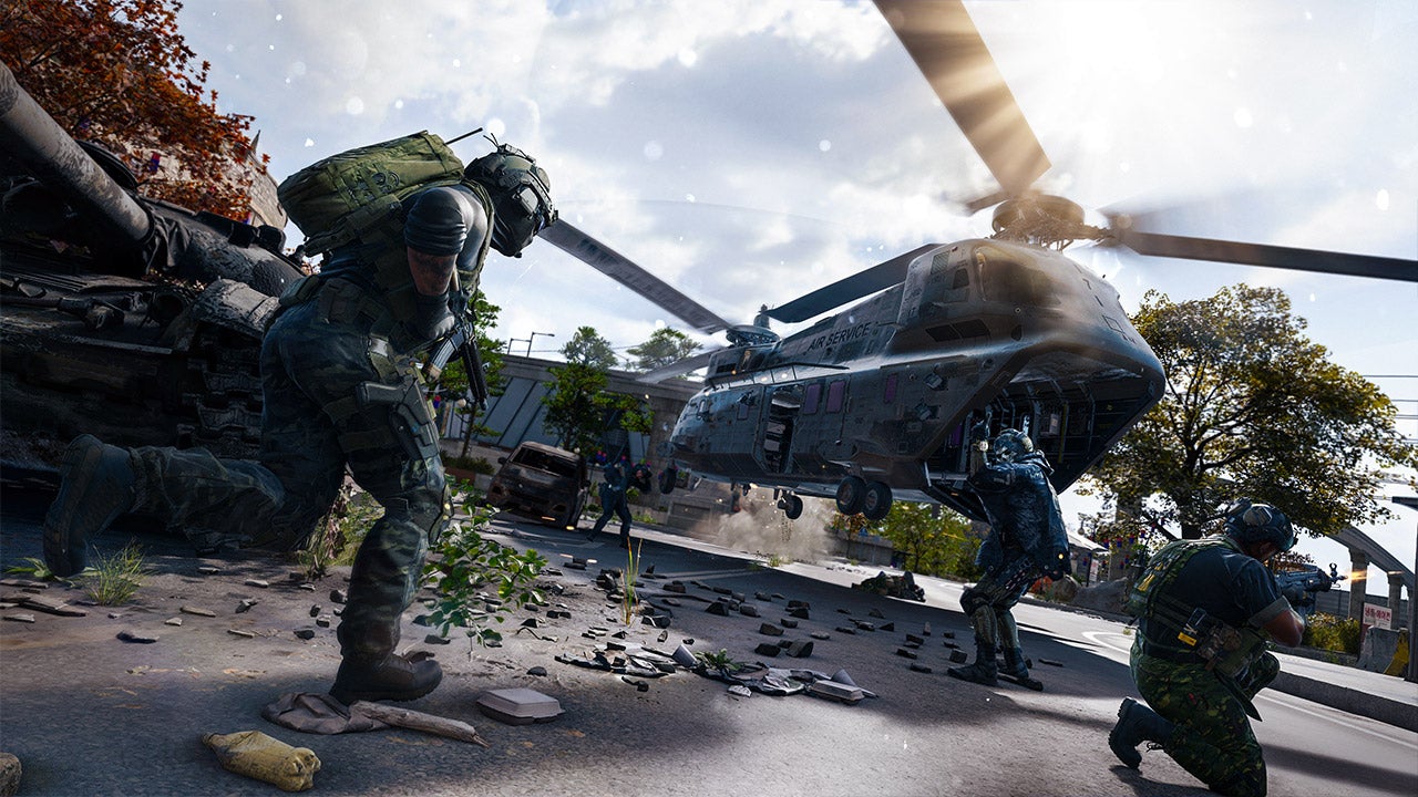 A Infinity Ward está voltando oficialmente à arena dos extraction shooters com o modo DMZ de Call of Duty: Modern Warfare 4, e o estúdio promete uma versão muito mais profunda do ciclo de atirar, saquear e extrair. Depois do beta ambicioso, mas irregular, de Modern Warfare 2, a equipe diz que anos de trabalho foram dedicados à criação de um sandbox em que tensão PvP, objetivos PvE, loot, progressão e até cooperação entre jogadores possam se encontrar.

O novo DMZ quer incentivar bandeiras de trégua, assimilação, sistemas de procurados e histórias emergentes entre jogadores, em vez da busca pura por abates. Com Arc Raiders ajudando a colocar os extraction shooters em destaque, Modern Warfare 4 tem agora a chance de levar o gênero ao enorme público de Call of Duty e possivelmente mudar a forma como os jogadores se aproximam uns dos outros online.